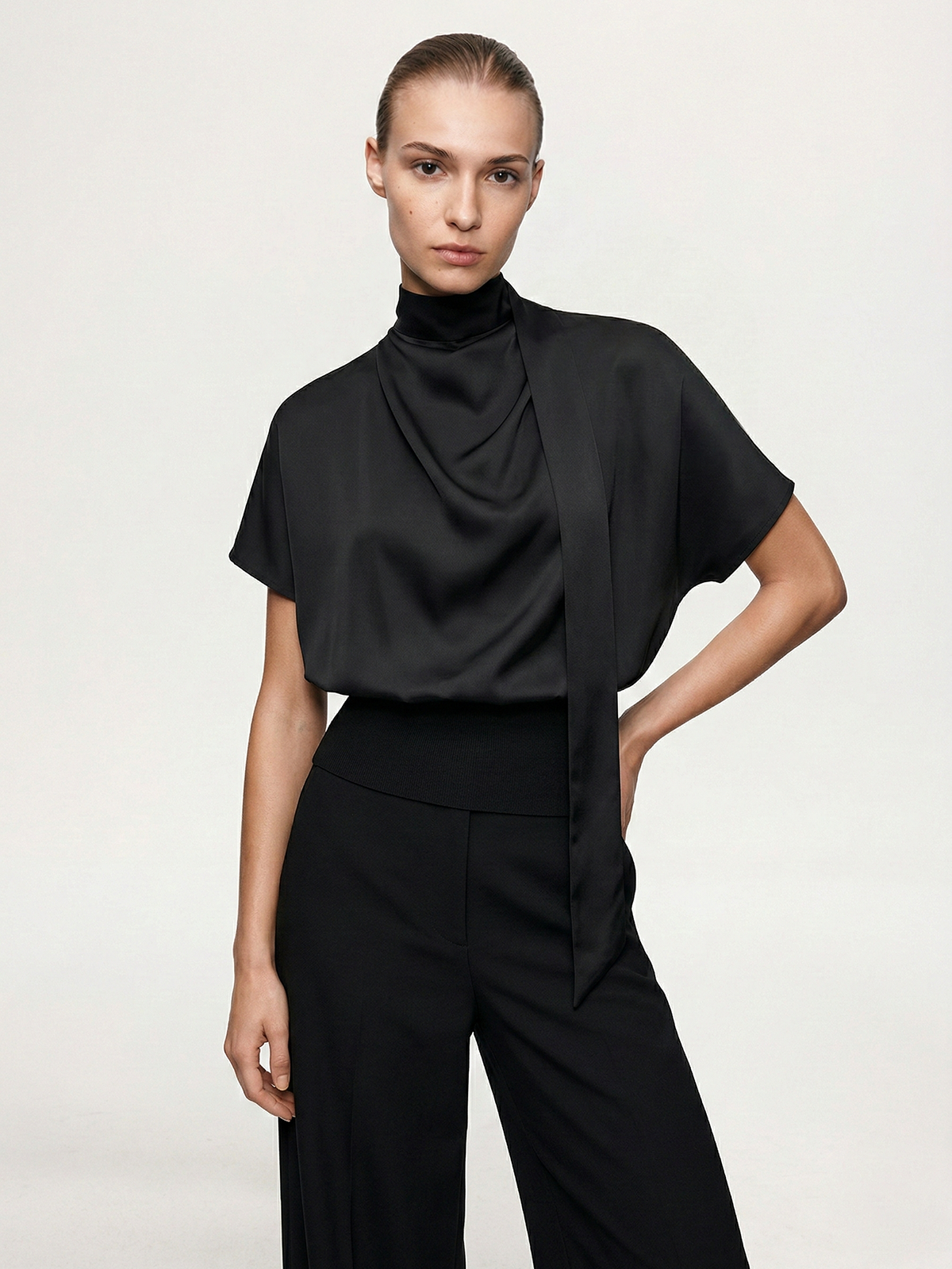 Satinbluse mit Stehkragen und Bindedetail
