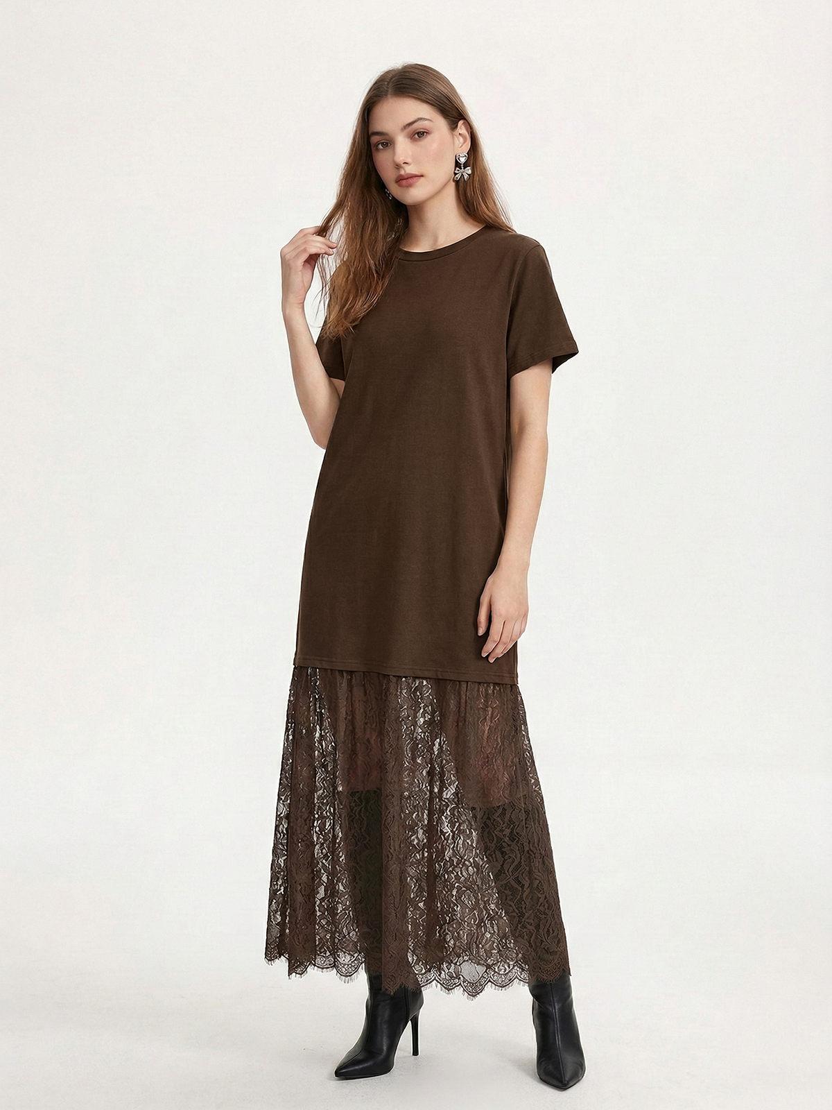 Robe longue à manches courtes et empiècements en dentelle