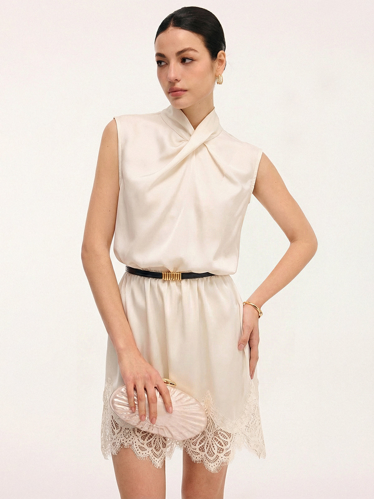 Satin-Trägerkleid mit Spitzenbesatz und gekreuztem Ausschnitt