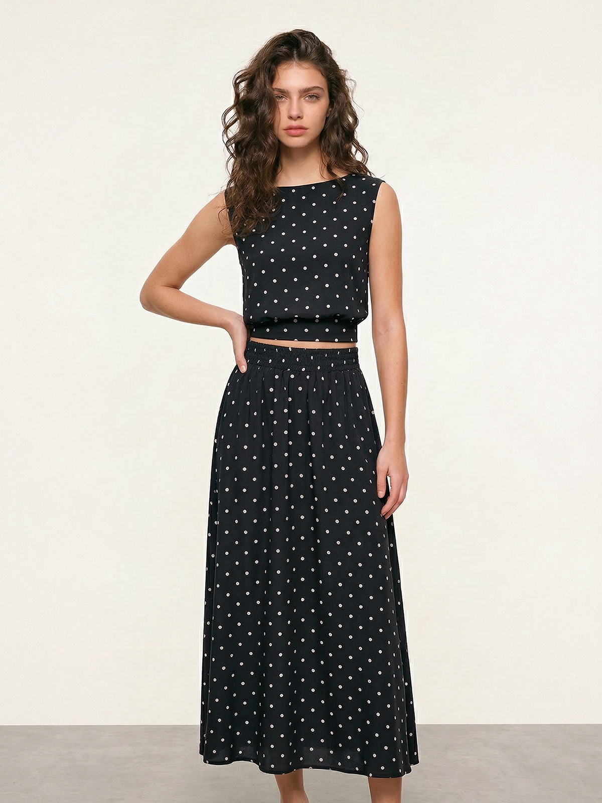 Ensemble haut sans manches et jupe longue à pois