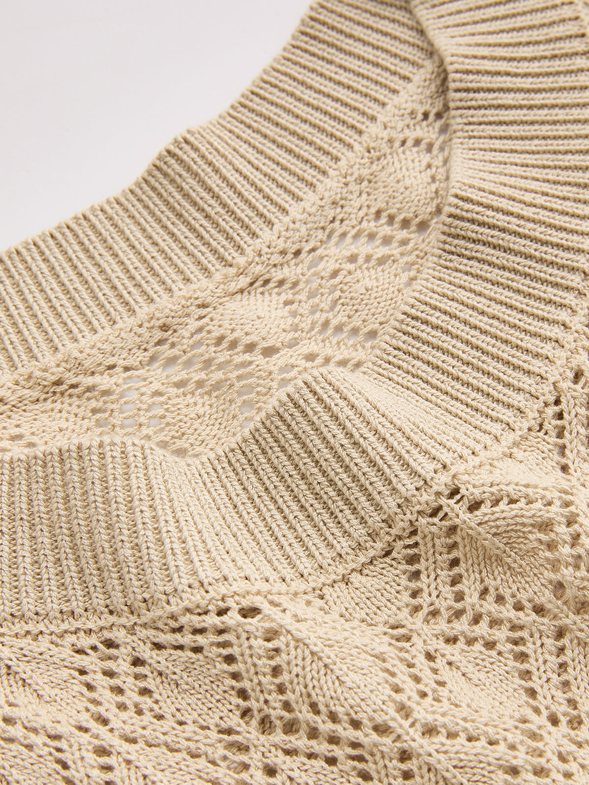 Durchbrochene Strickweste mit Rundhalsausschnitt