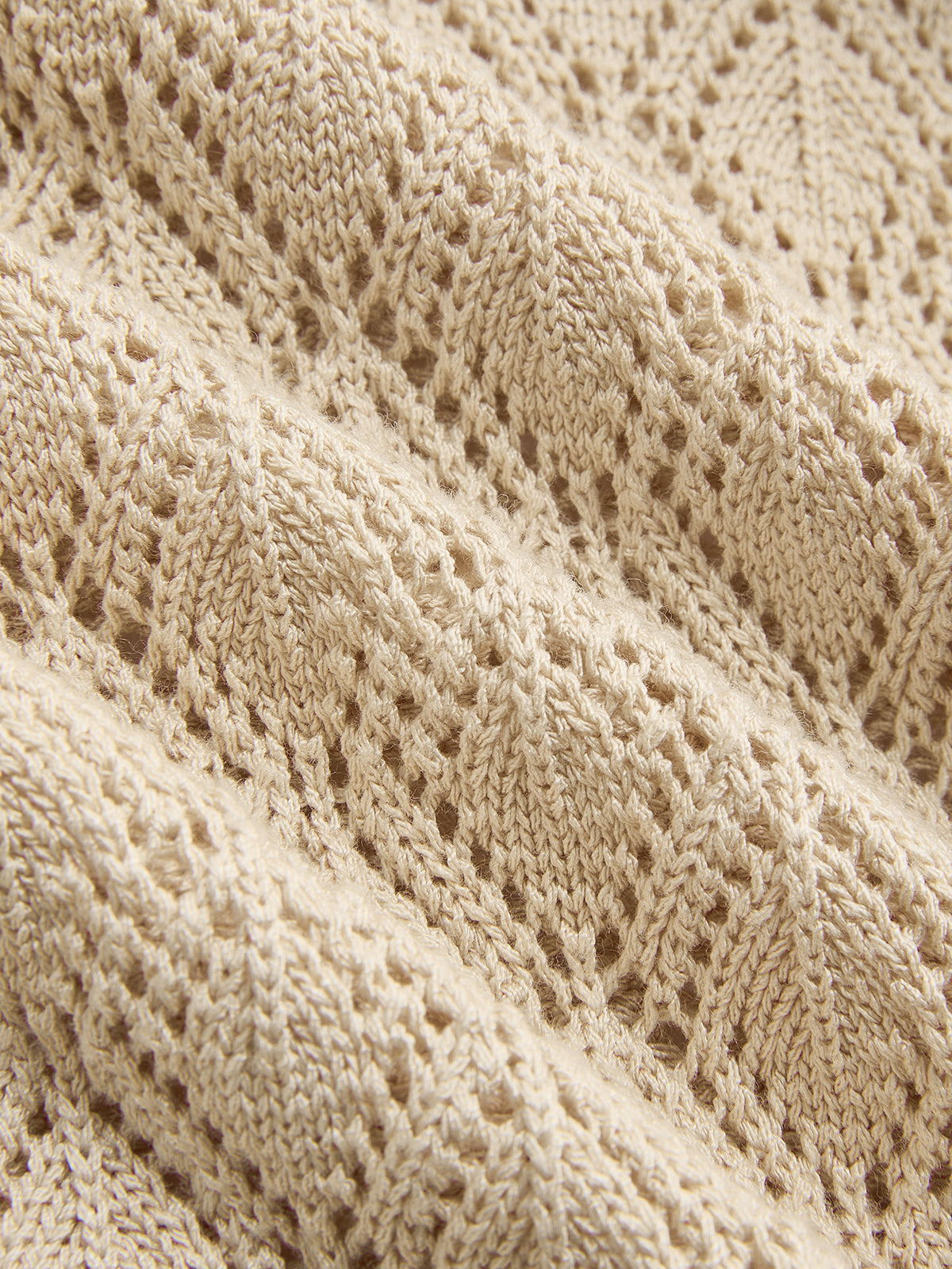 Durchbrochene Strickweste mit Rundhalsausschnitt