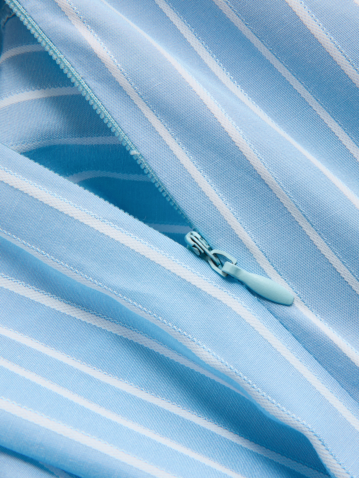 Gestreiftes ärmelloses, geknotetes, asymmetrisches Kleid