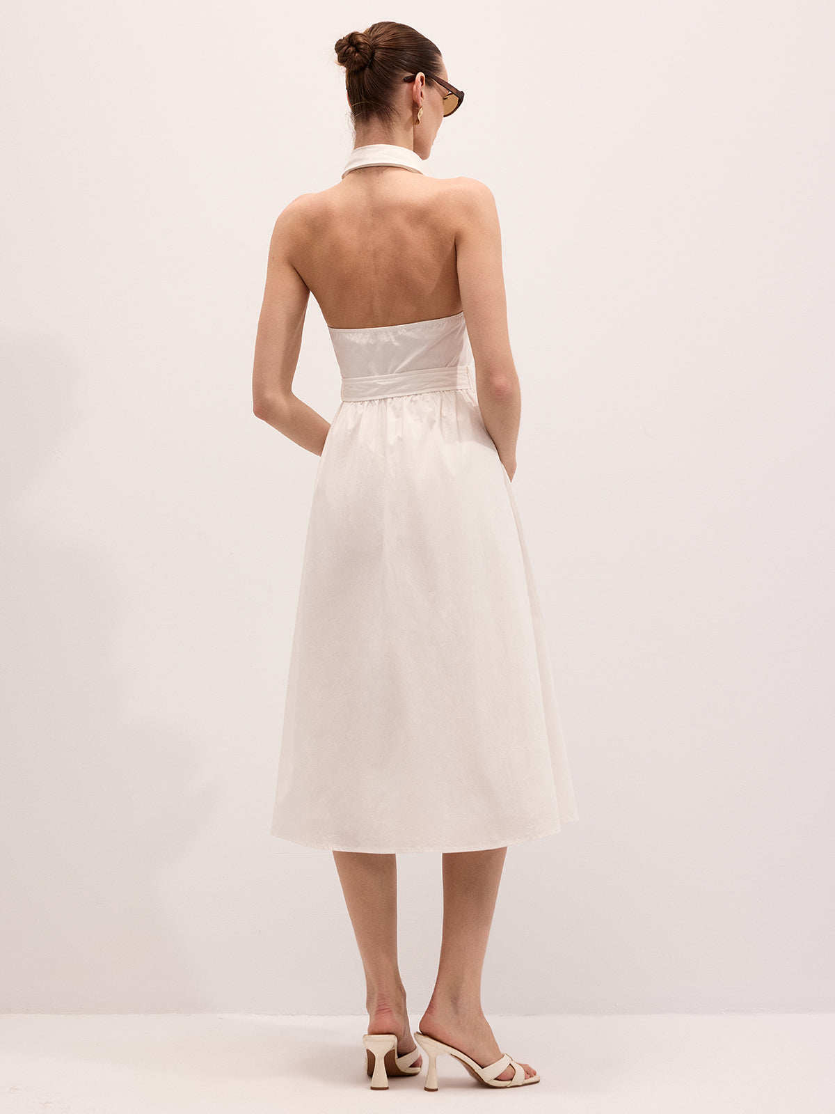Baumwoll-Maxikleid mit gesticktem Gürtel und Neckholder