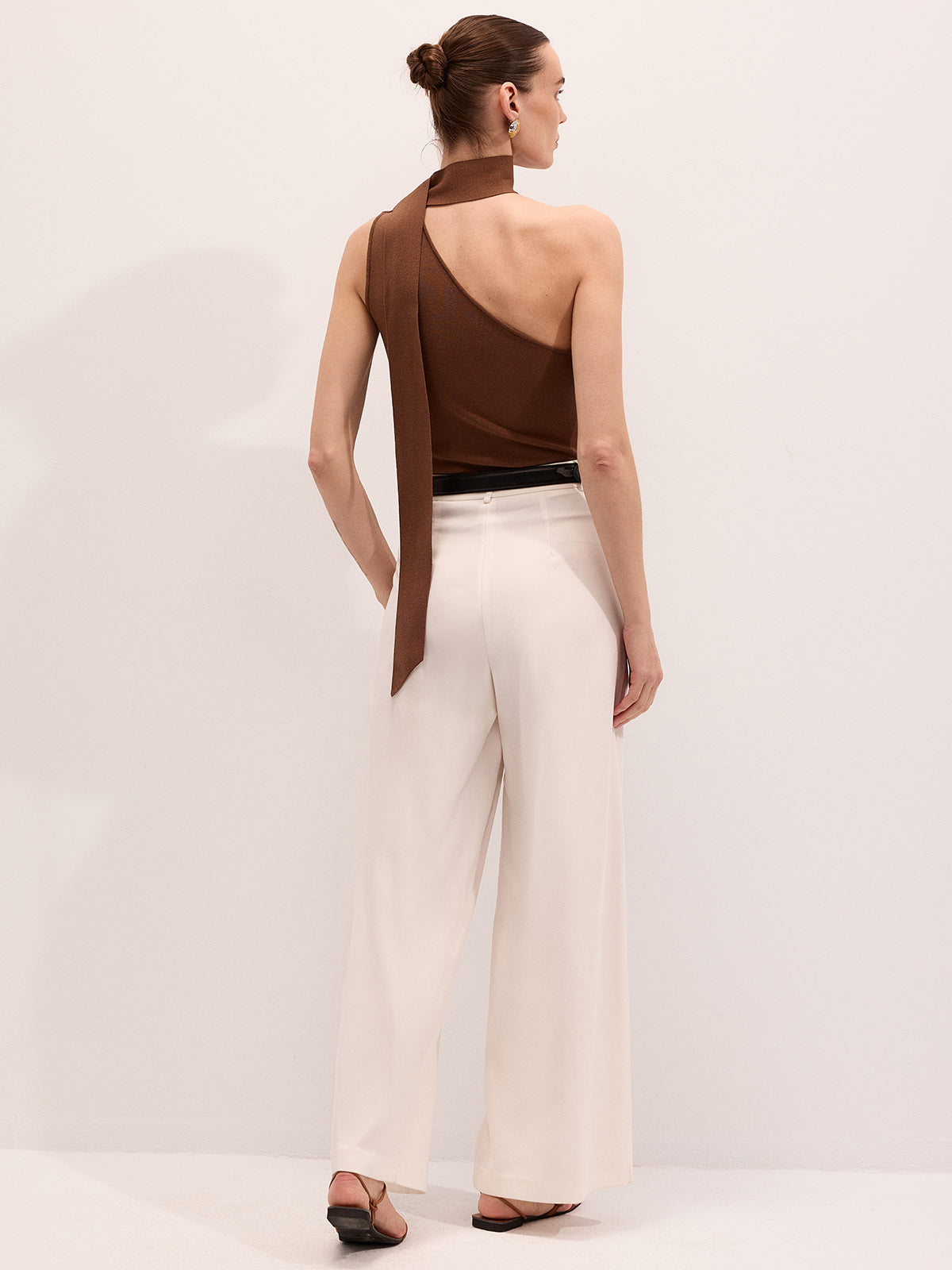 Asymmetrisches One-Shoulder-Strickoberteil mit Bindedetail am Ausschnitt