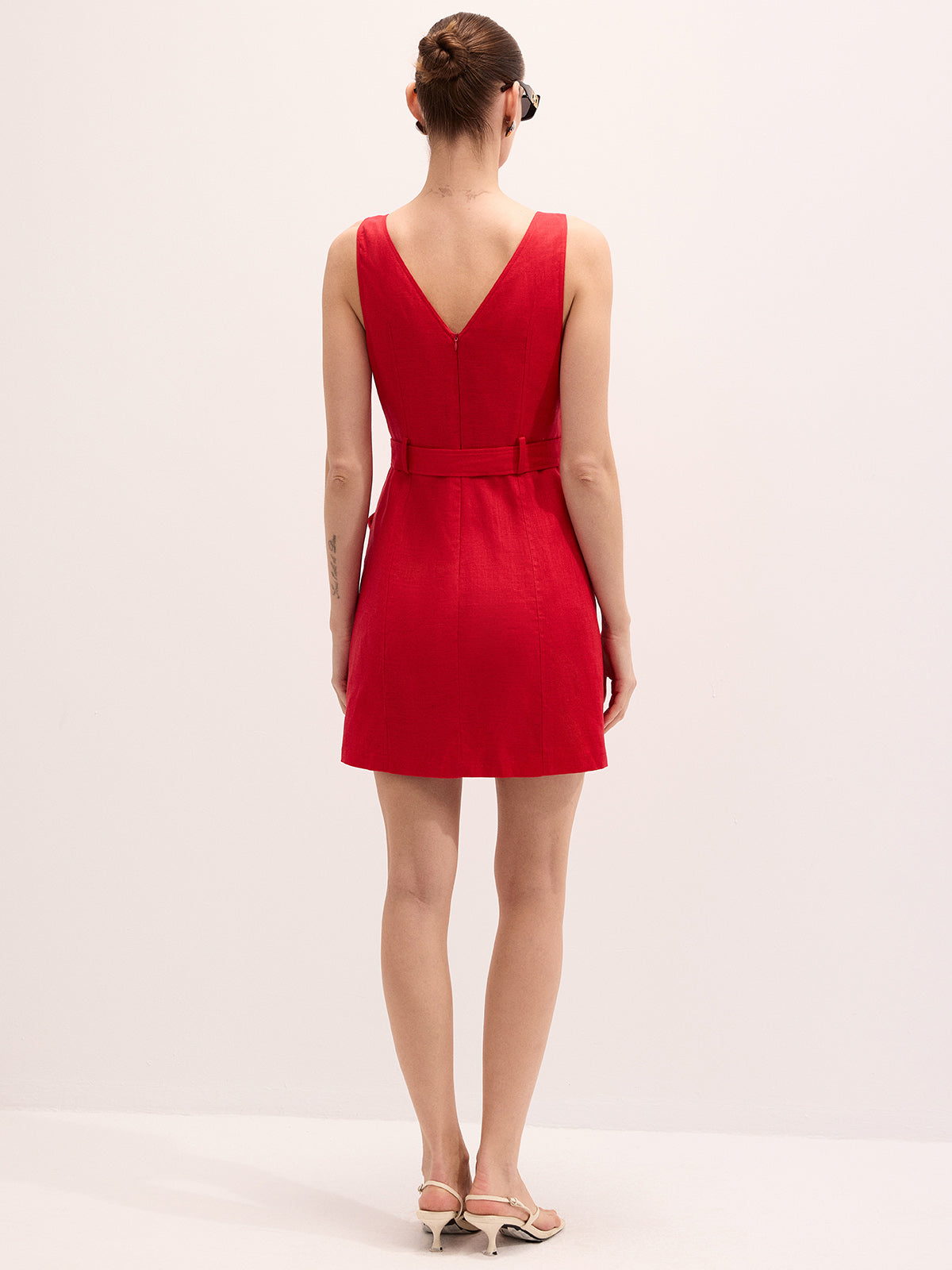 Mini-robe sans manches ceinturée en mélange de lin