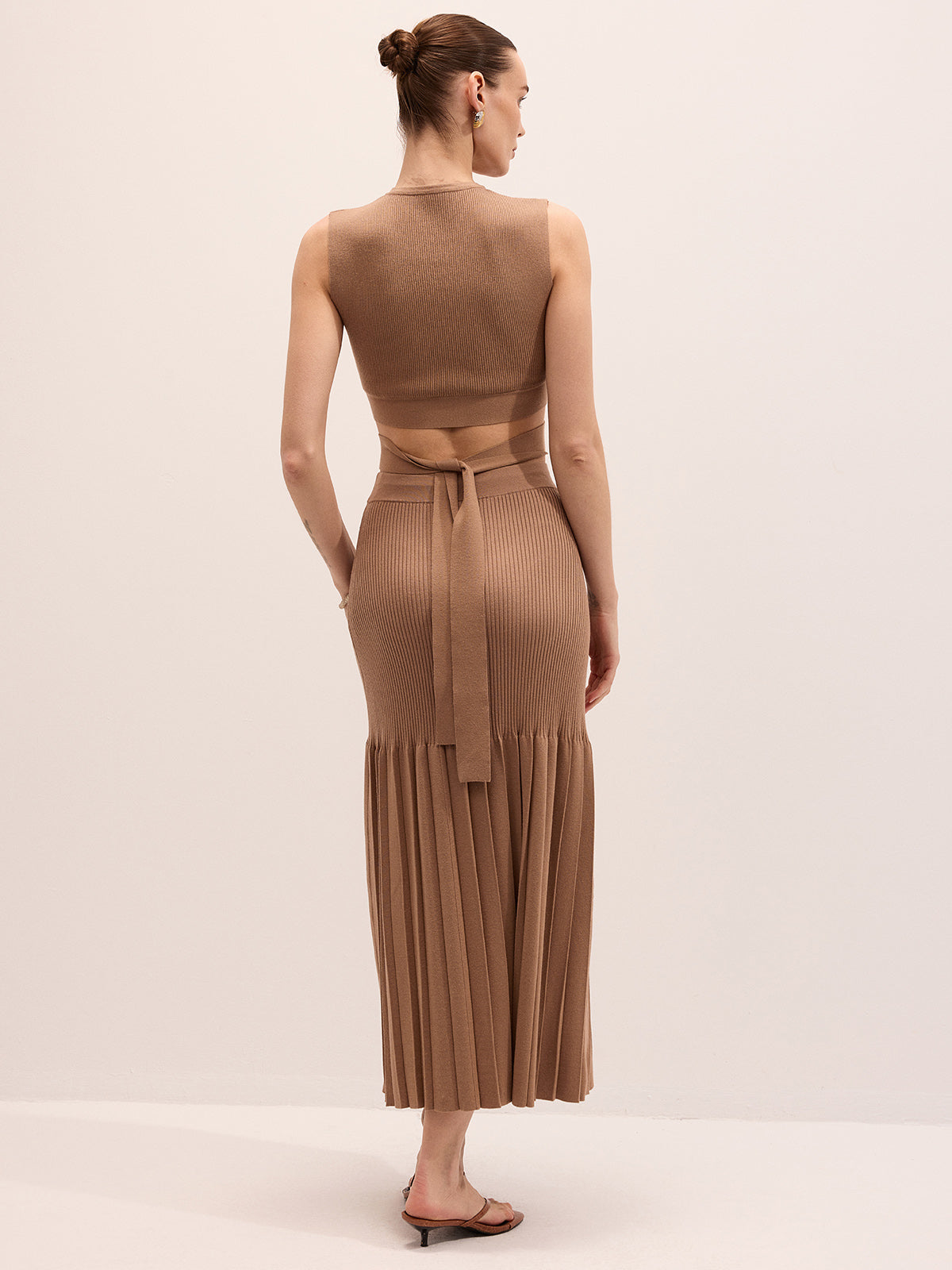 Ensemble tricot découpé et jupe midi plissée