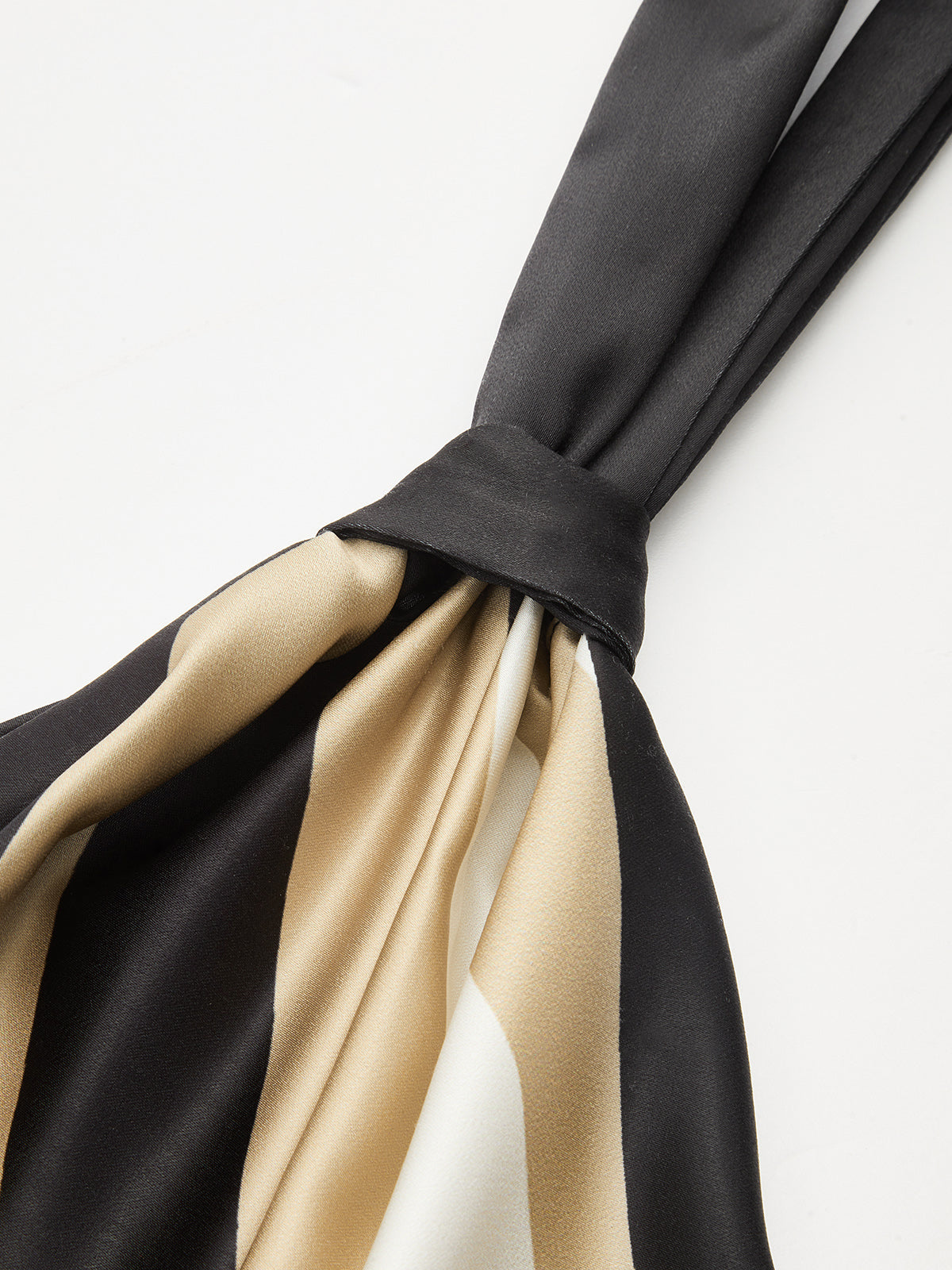 Haut licou en satin à motif géométrique rayé