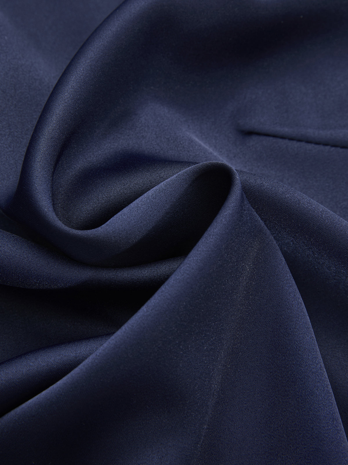 Haut en satin à manches courtes avec boucle en métal