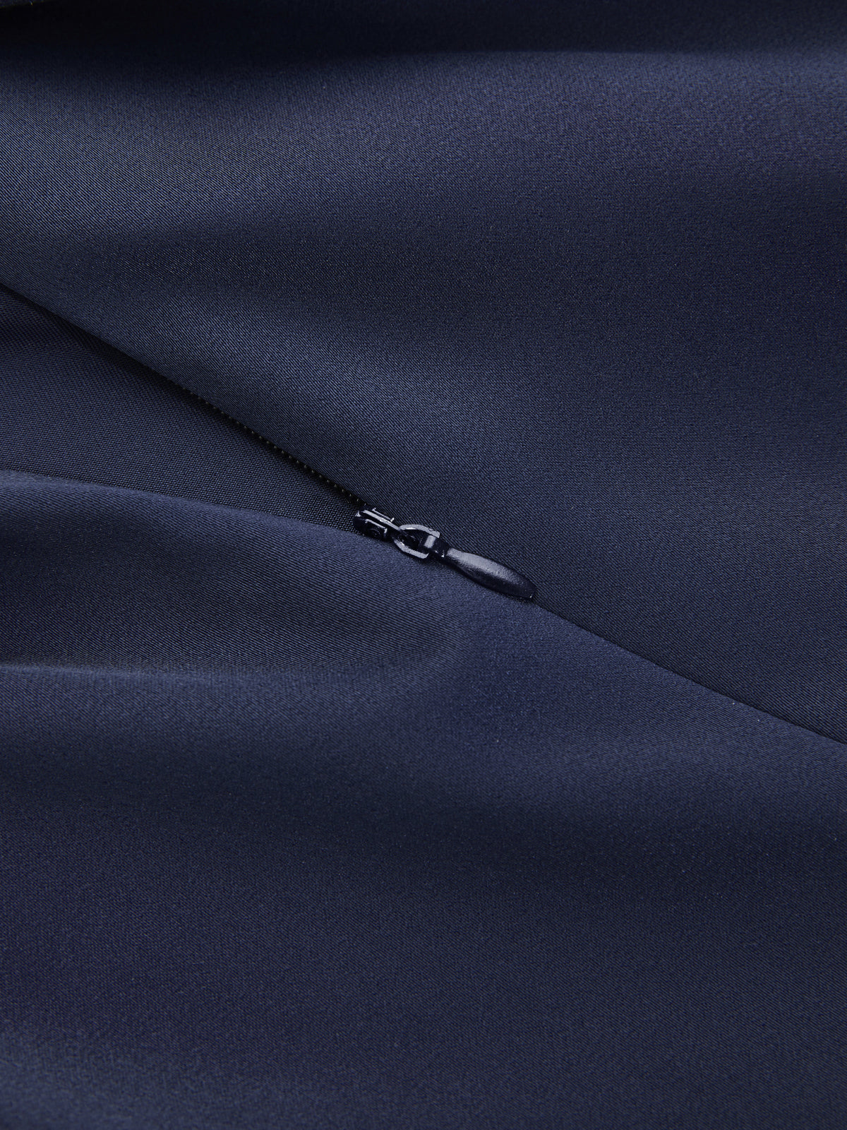 Haut en satin à manches courtes avec boucle en métal