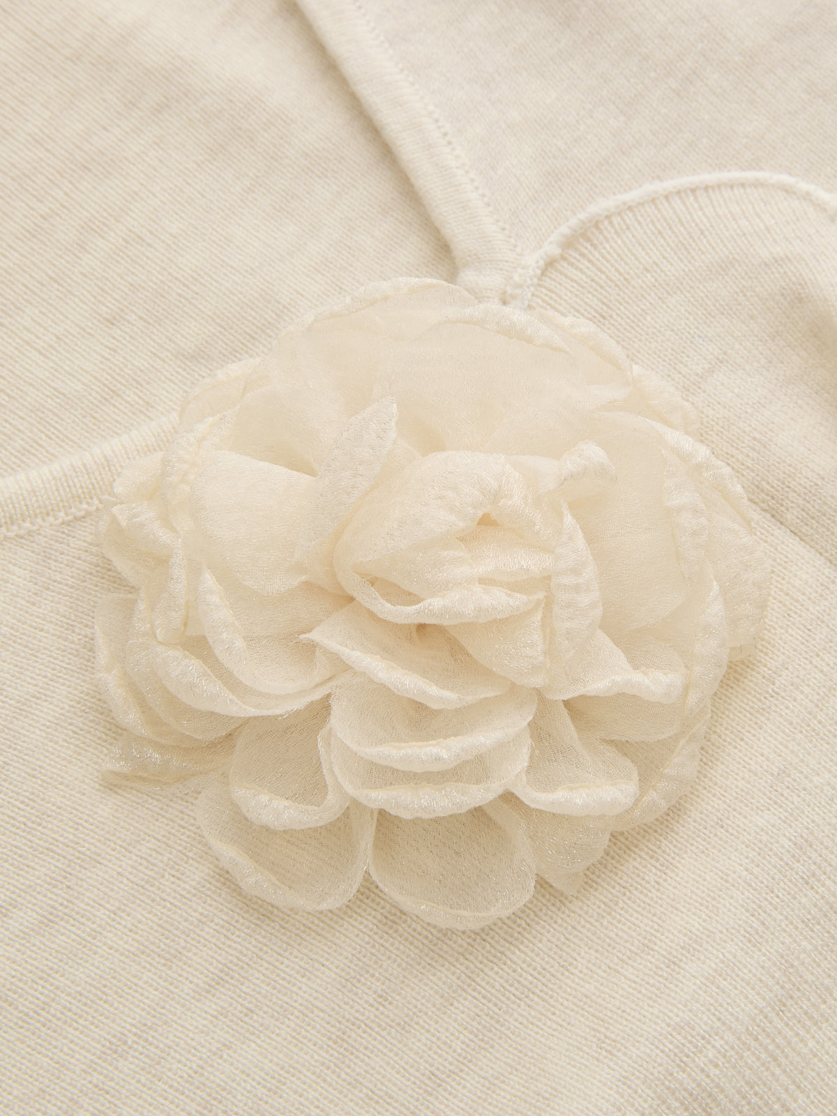 Gestricktes Oberteil mit 3D-Blumen und Rüschensaum
