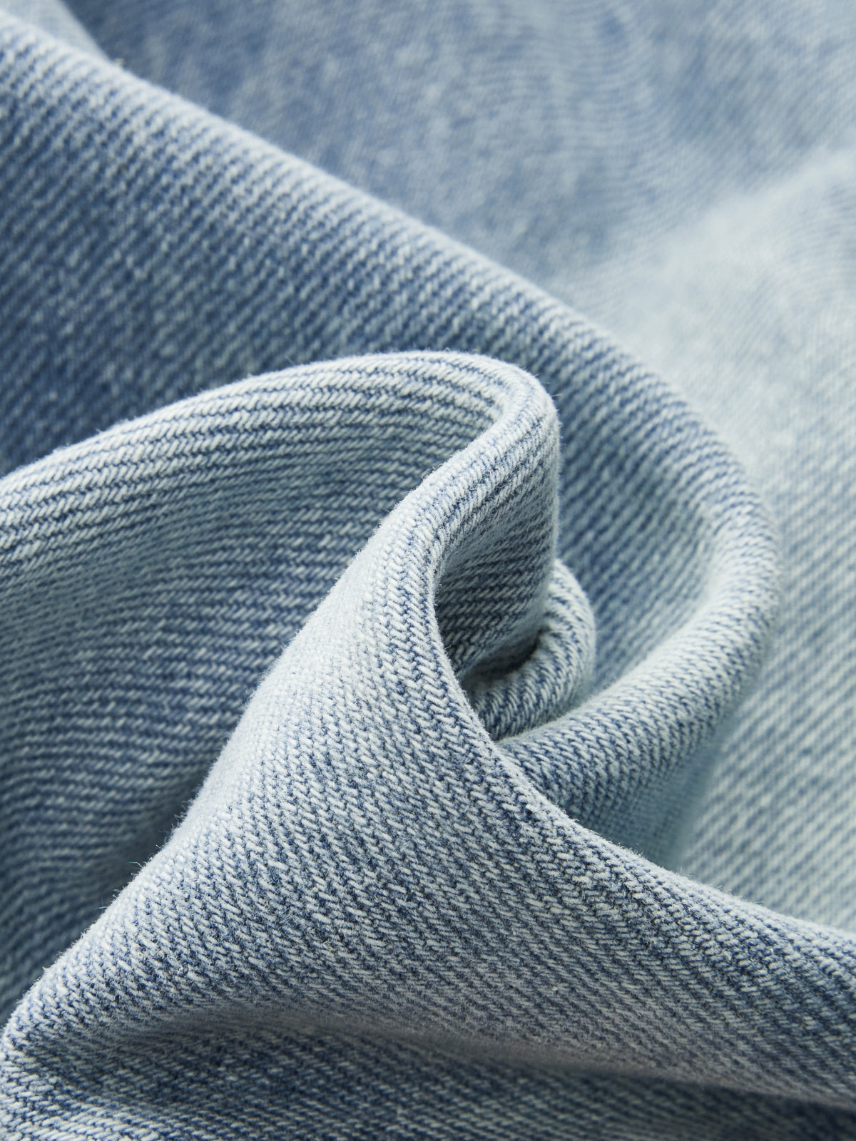 Jeans mit Seitenstreifen und geschwungenem Bein
