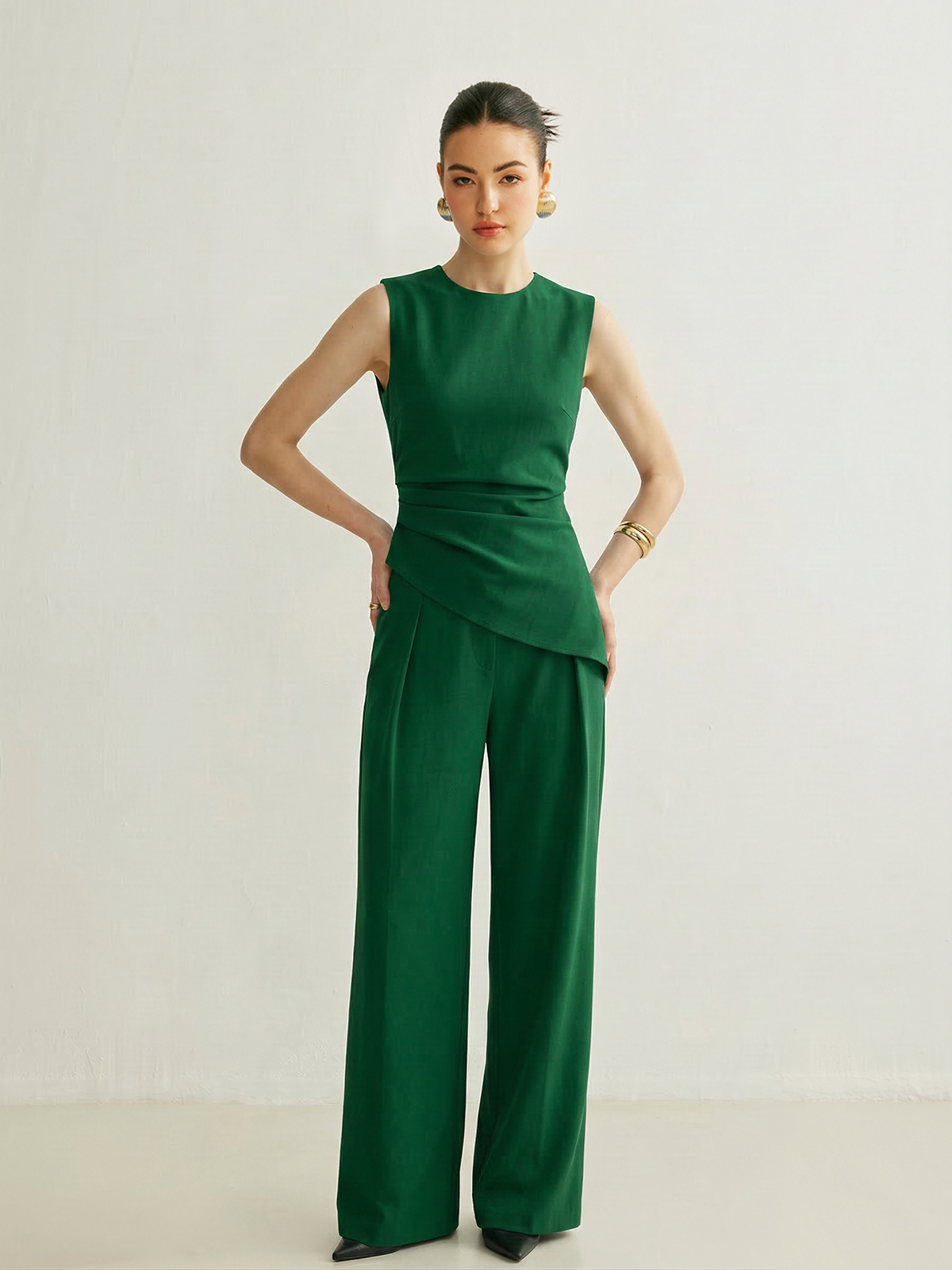 Ensemble top asymétrique sans manches et pantalon plissé