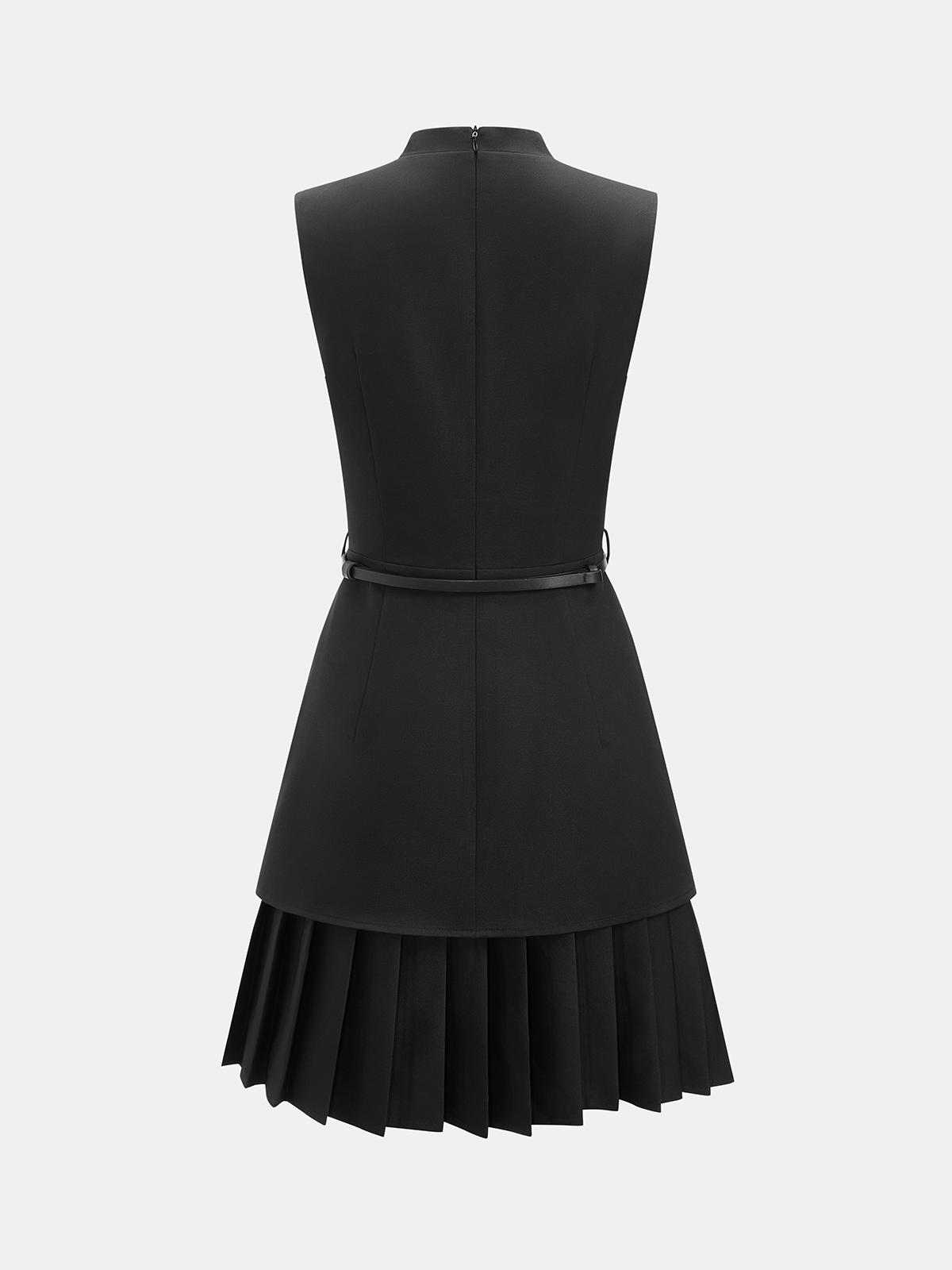Mini-robe plissée sans manches avec découpe et ceinture