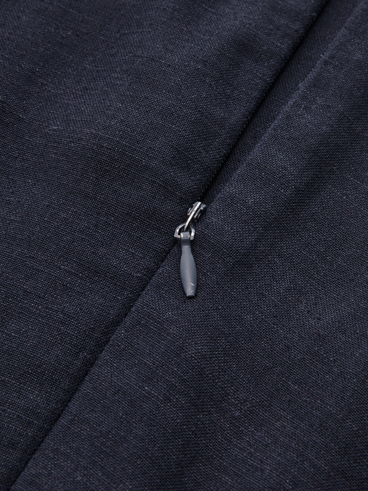 Ärmelloses Midi-Kleid mit Spitzenbesatz in Kontrastfarbe