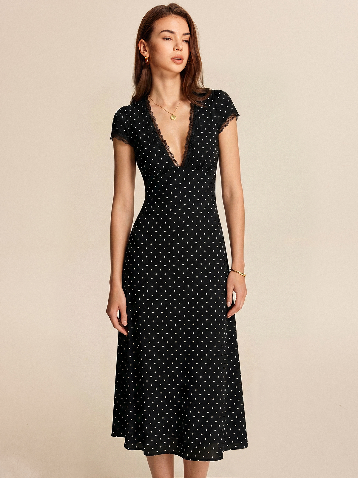 Gepunktetes Midikleid mit Spitzenbesatz