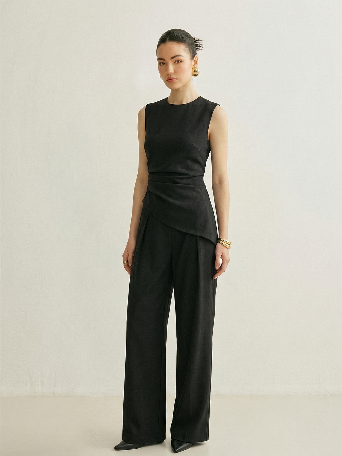 Ensemble top asymétrique sans manches et pantalon plissé
