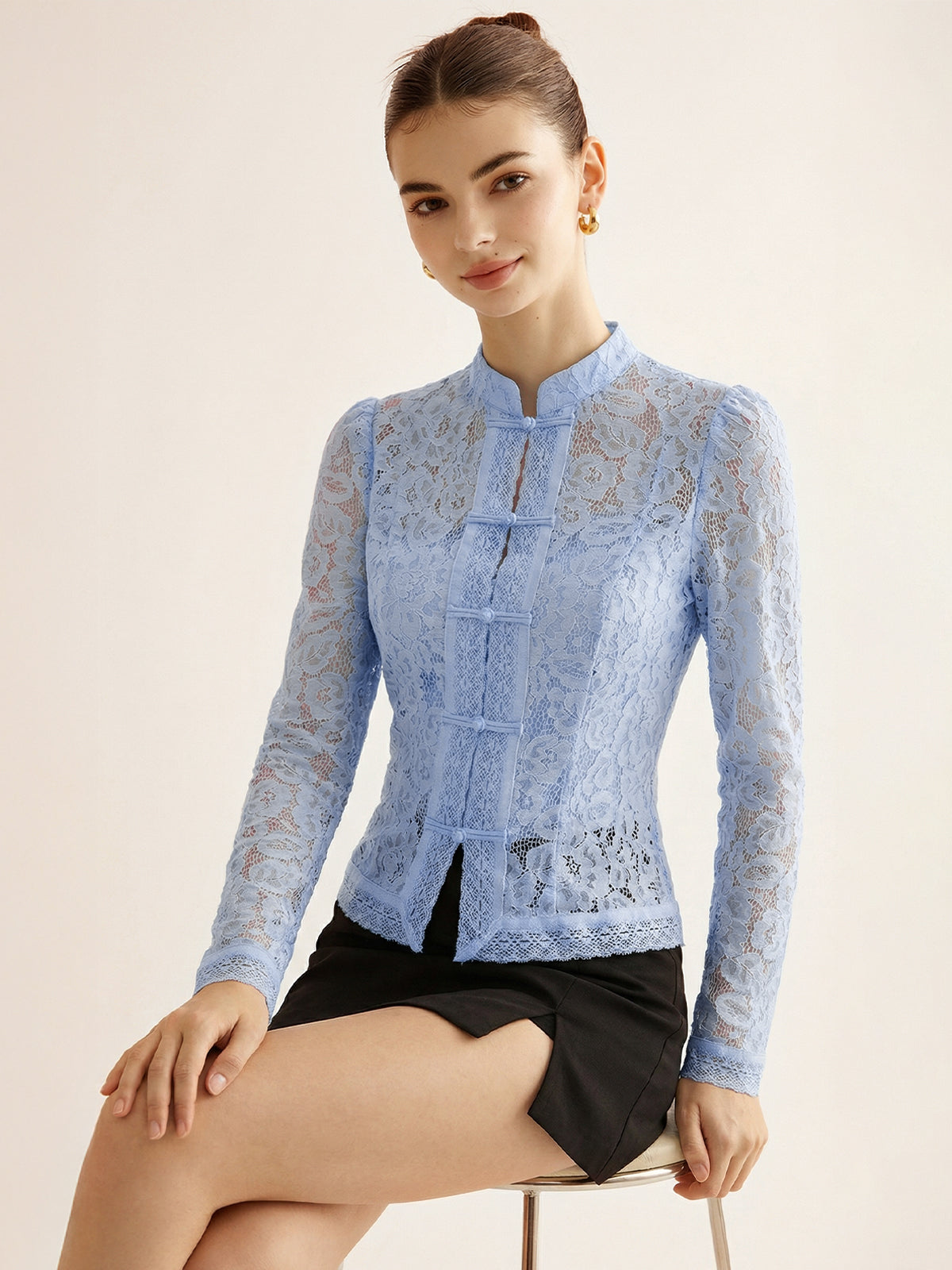 Froschverschluss-Spitzenbluse mit Mandarin-Kragen