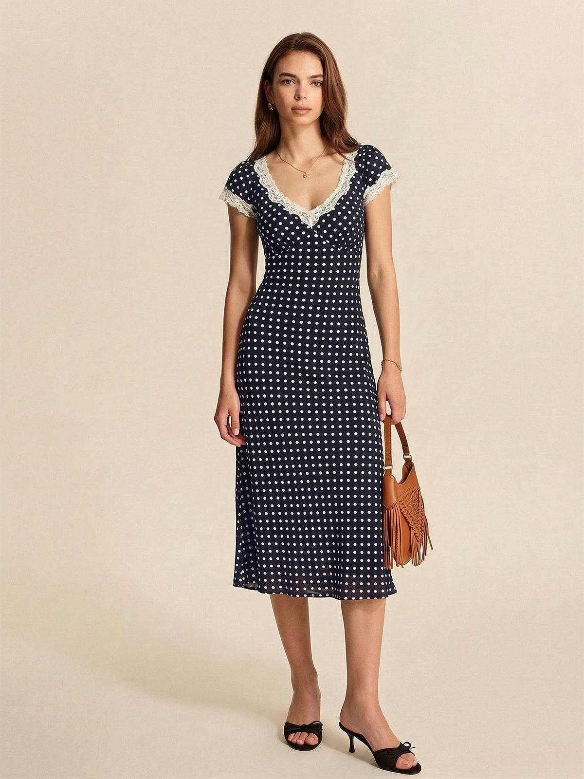 Robe longue en dentelle à pois et col en V