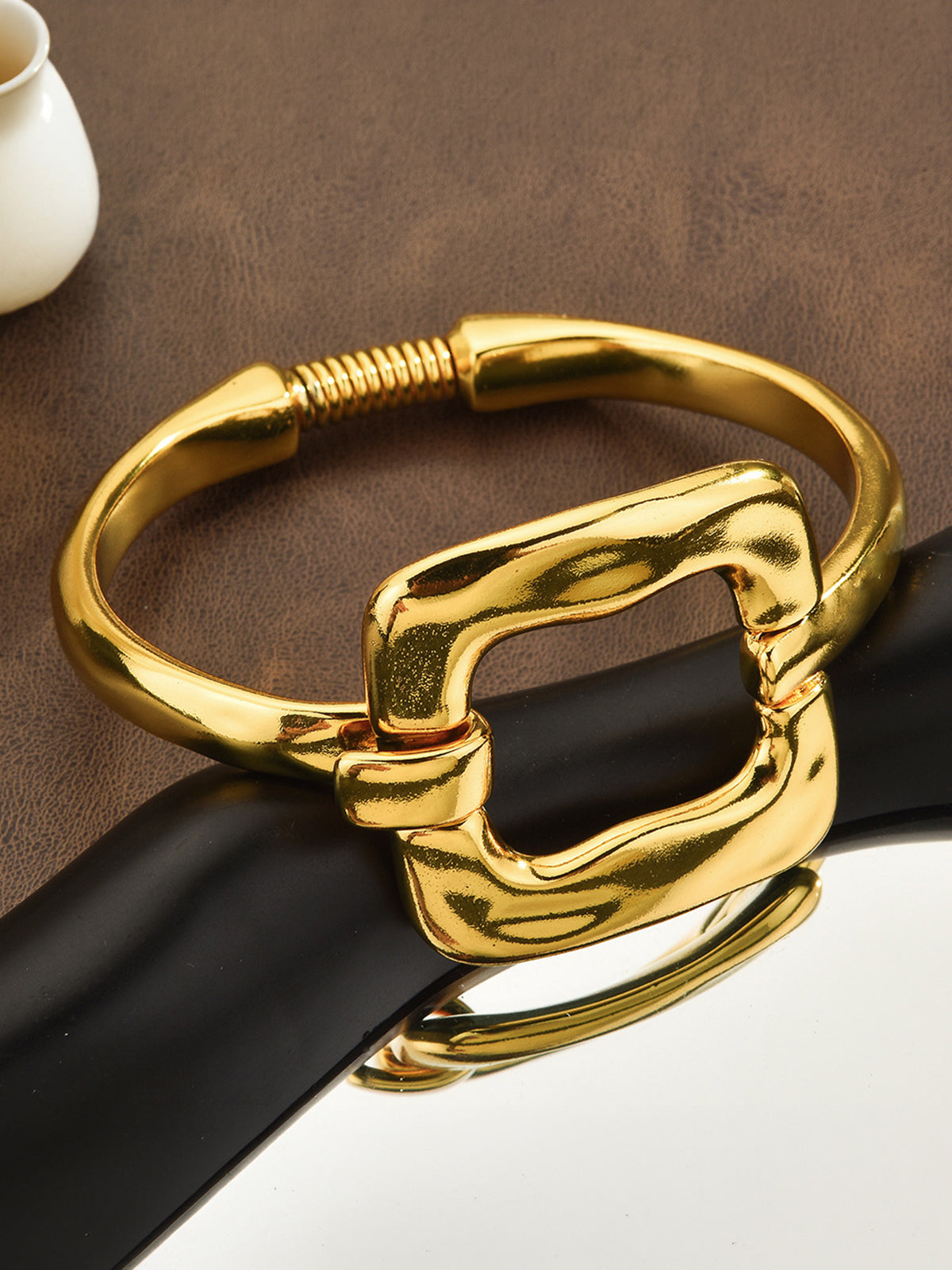 Bracelet jonc à charnière en creux à ressort