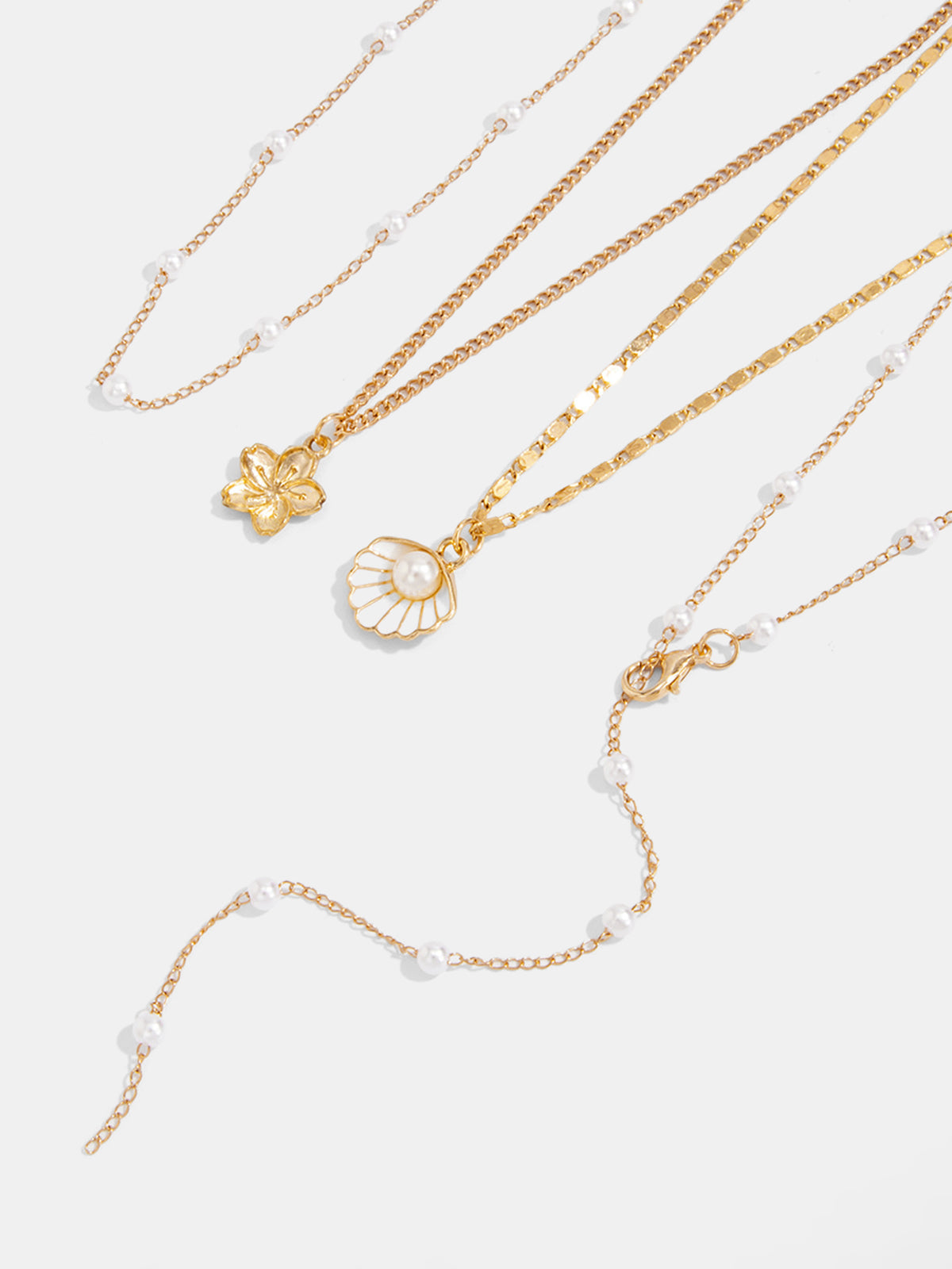 Collier superposé de fleurs et de coquillages en perles