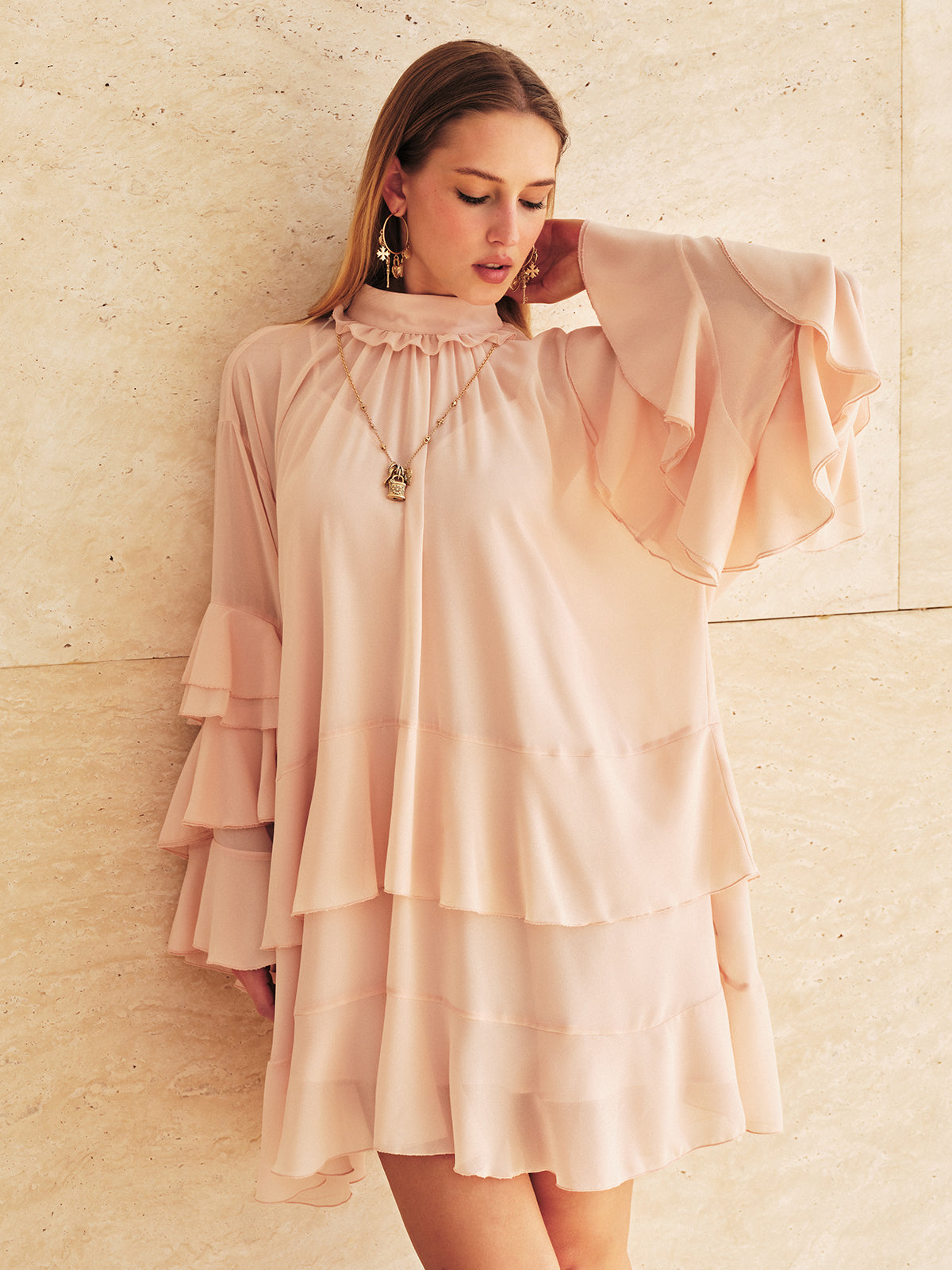 Gestuftes, voluminöses Mini-Chiffonkleid mit Rüschen