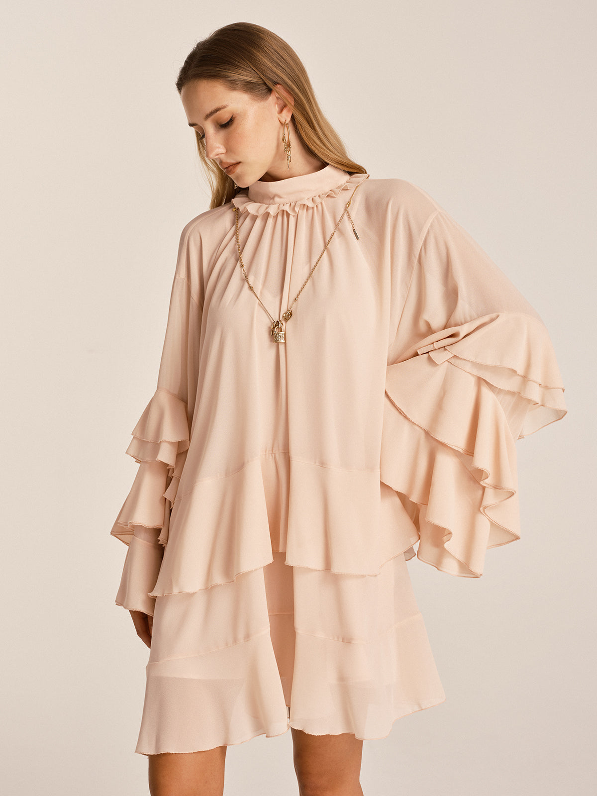 Gestuftes, voluminöses Mini-Chiffonkleid mit Rüschen