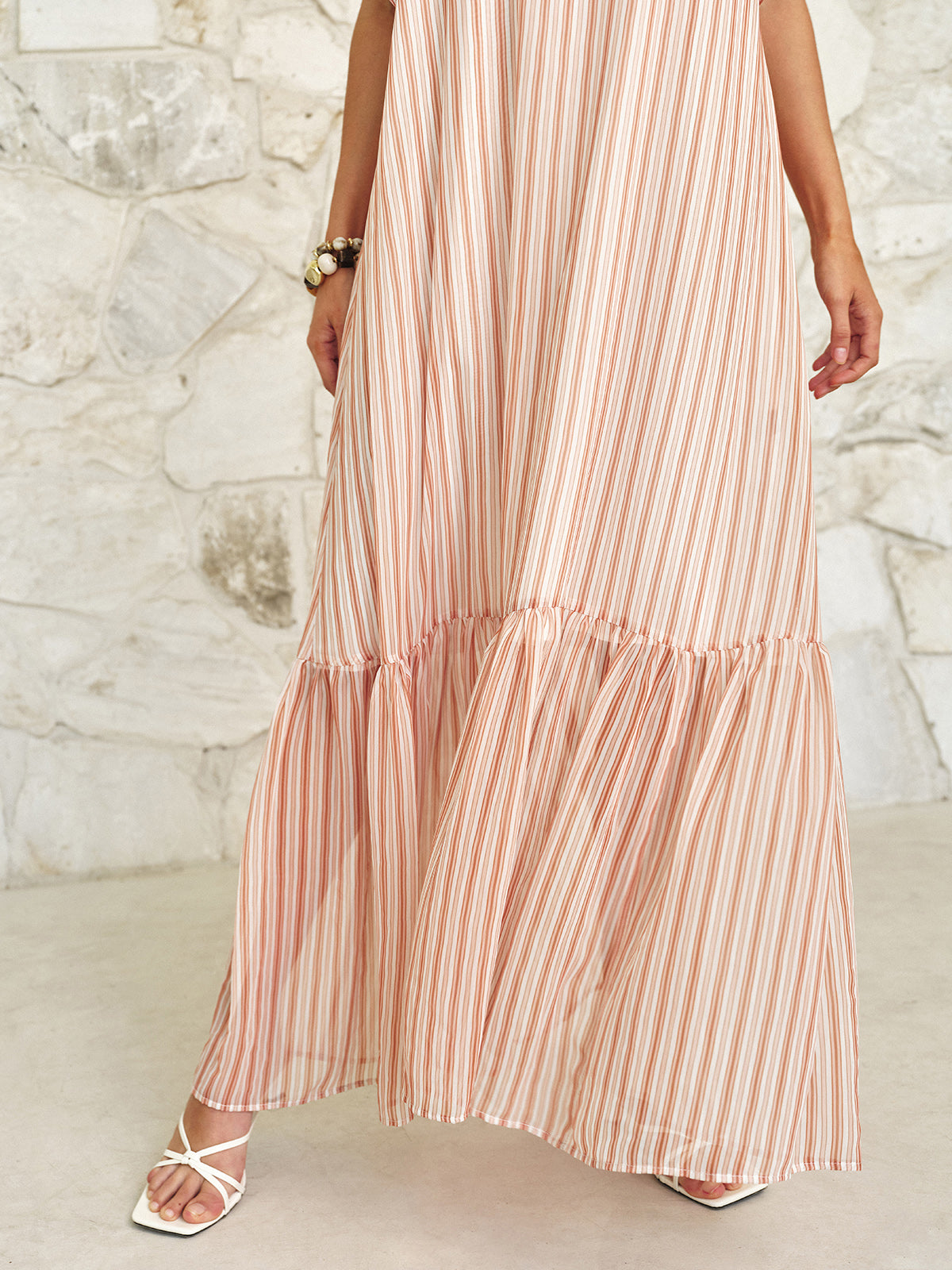 Gestreiftes ärmelloses Maxi-Kleid mit Rüschen