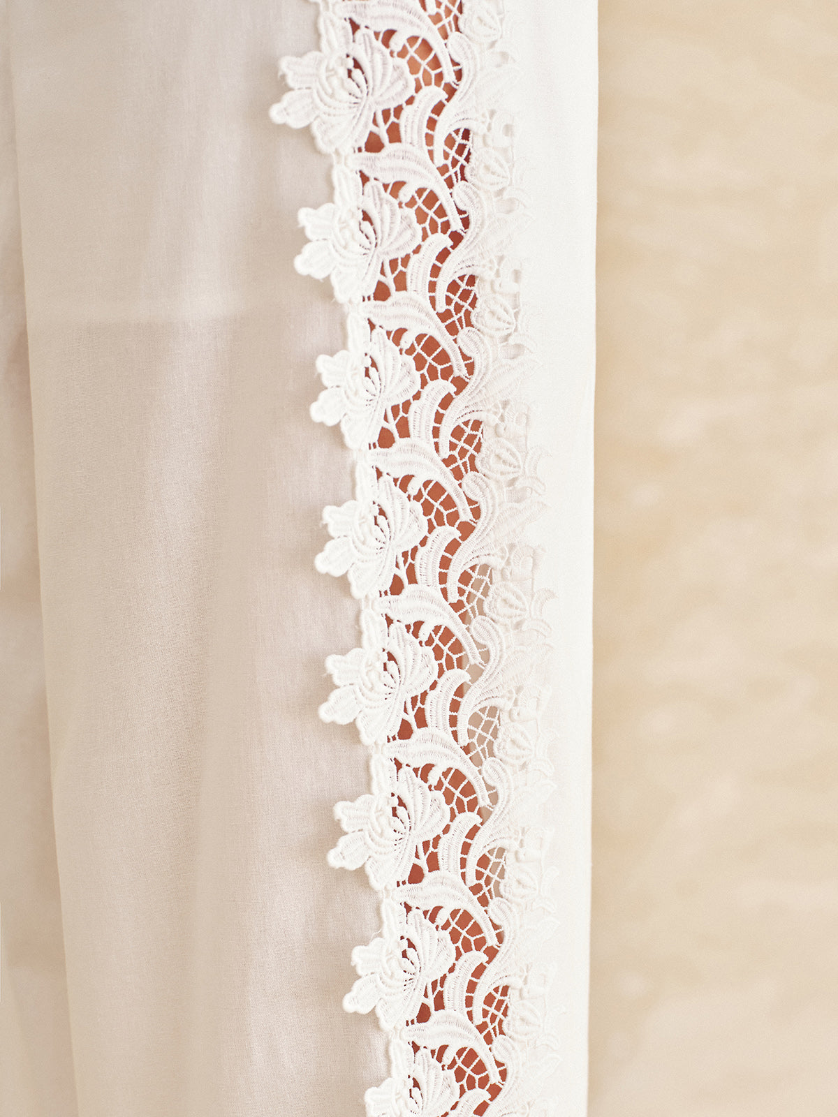 Ensemble top licou en coton et lin et pantalon bordé de dentelle