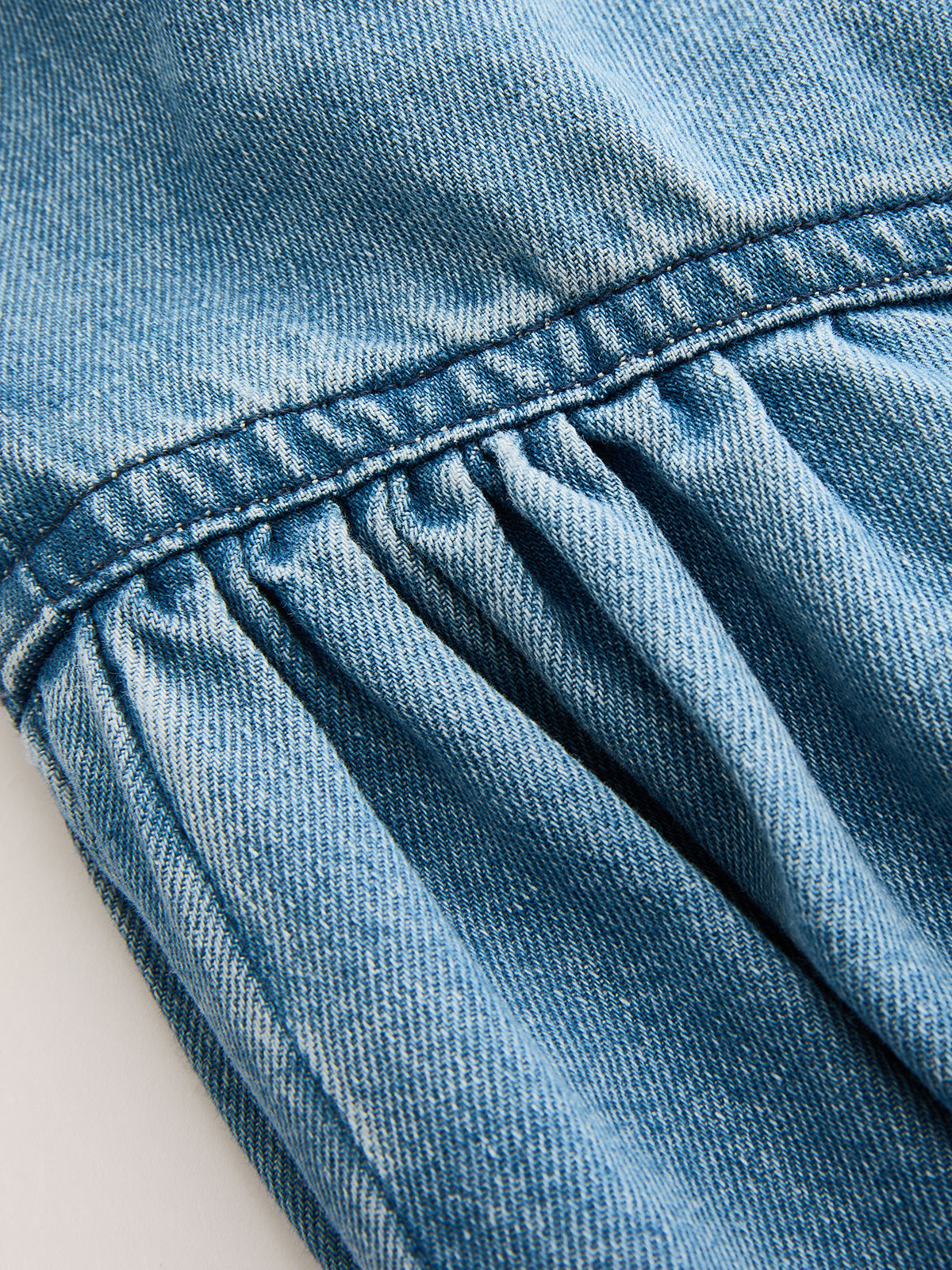 Ärmelloses rückenfreies Maxikleid aus Denim