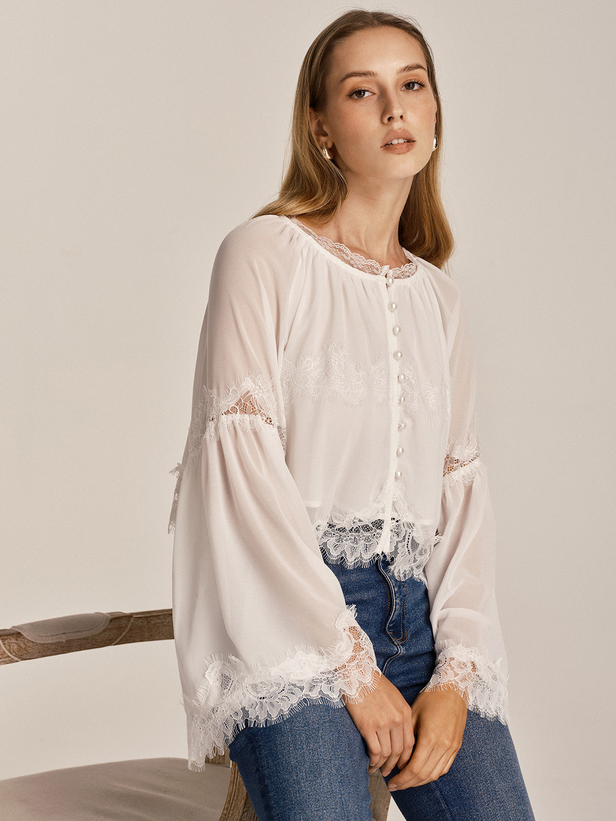 Bluse aus transparentem Chiffon mit Spitzenborte und Glockenärmeln