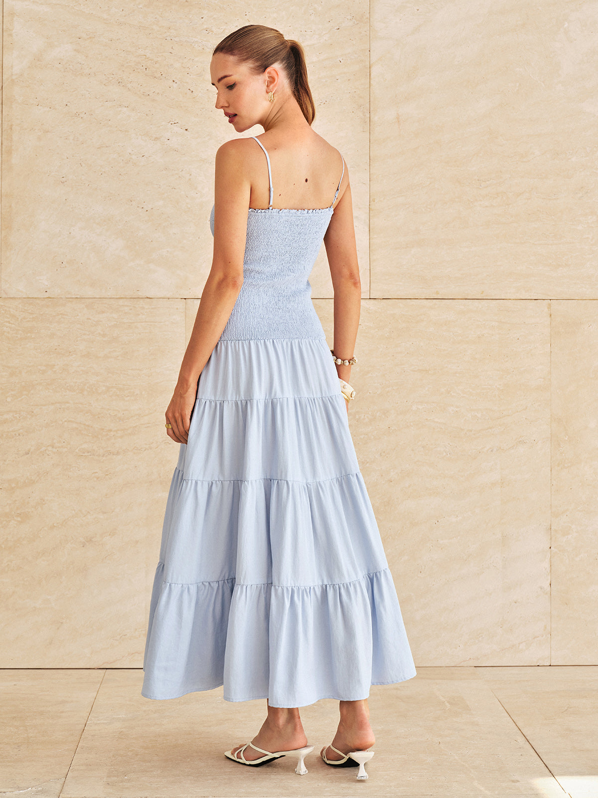 Robe longue à fines bretelles, smocks et étages