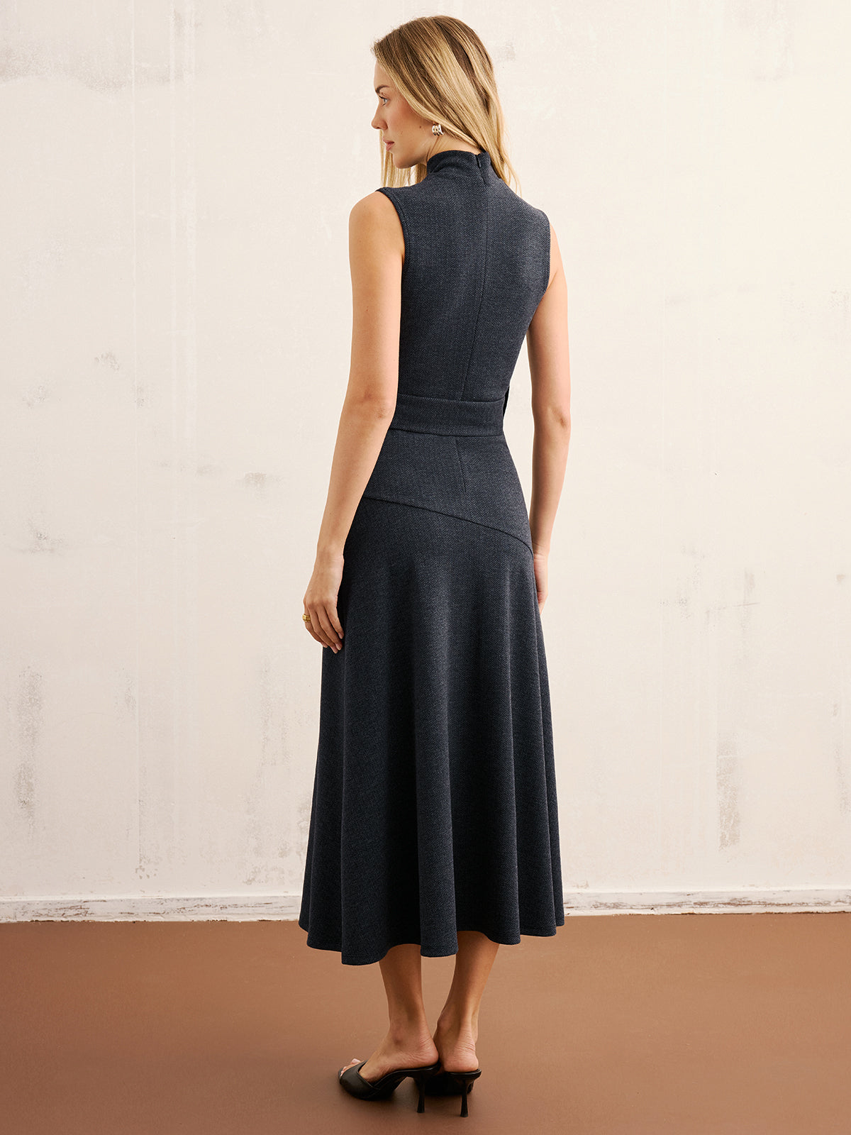 Robe longue sans manches ceinturée à col montant