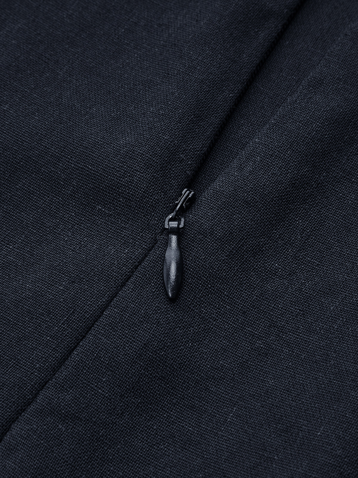 Mini-robe sans manches cache-cœur en mélange de lin ceinturée
