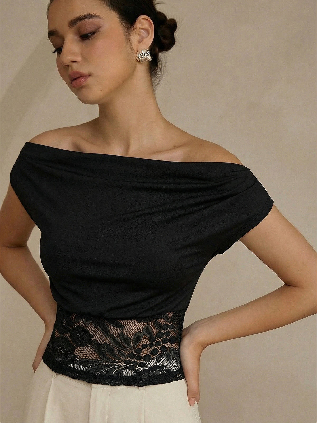 Schulterfreie, bauchfreie Bluse mit Spitze