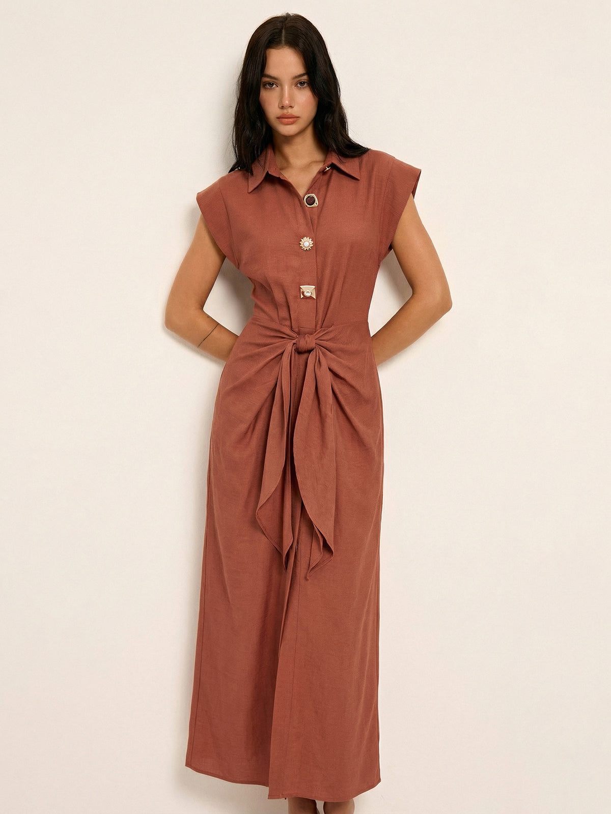 Robe longue sans manches à col et taille cintrée