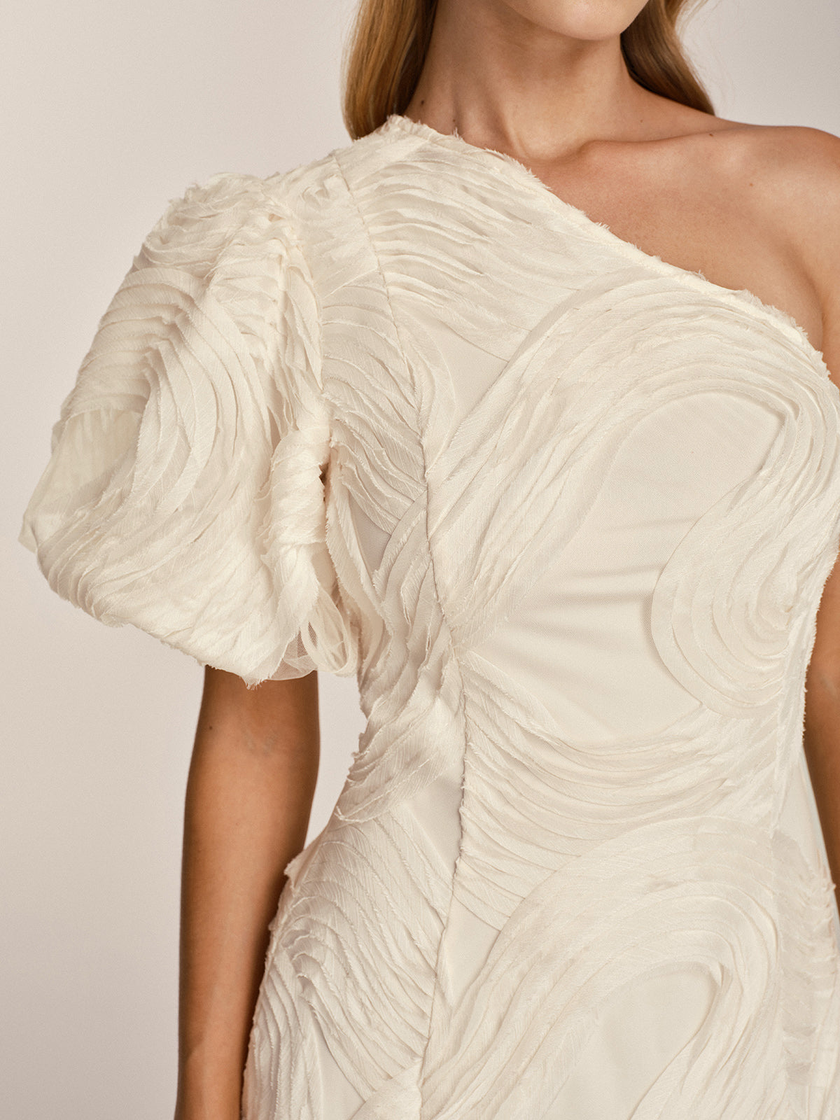 Einseitig geschnittenes strukturiertes Midi-Kleid aus Mesh mit Rüschen