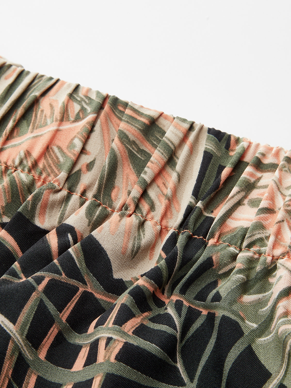 Ensemble top court licou et short imprimé feuilles tropicales