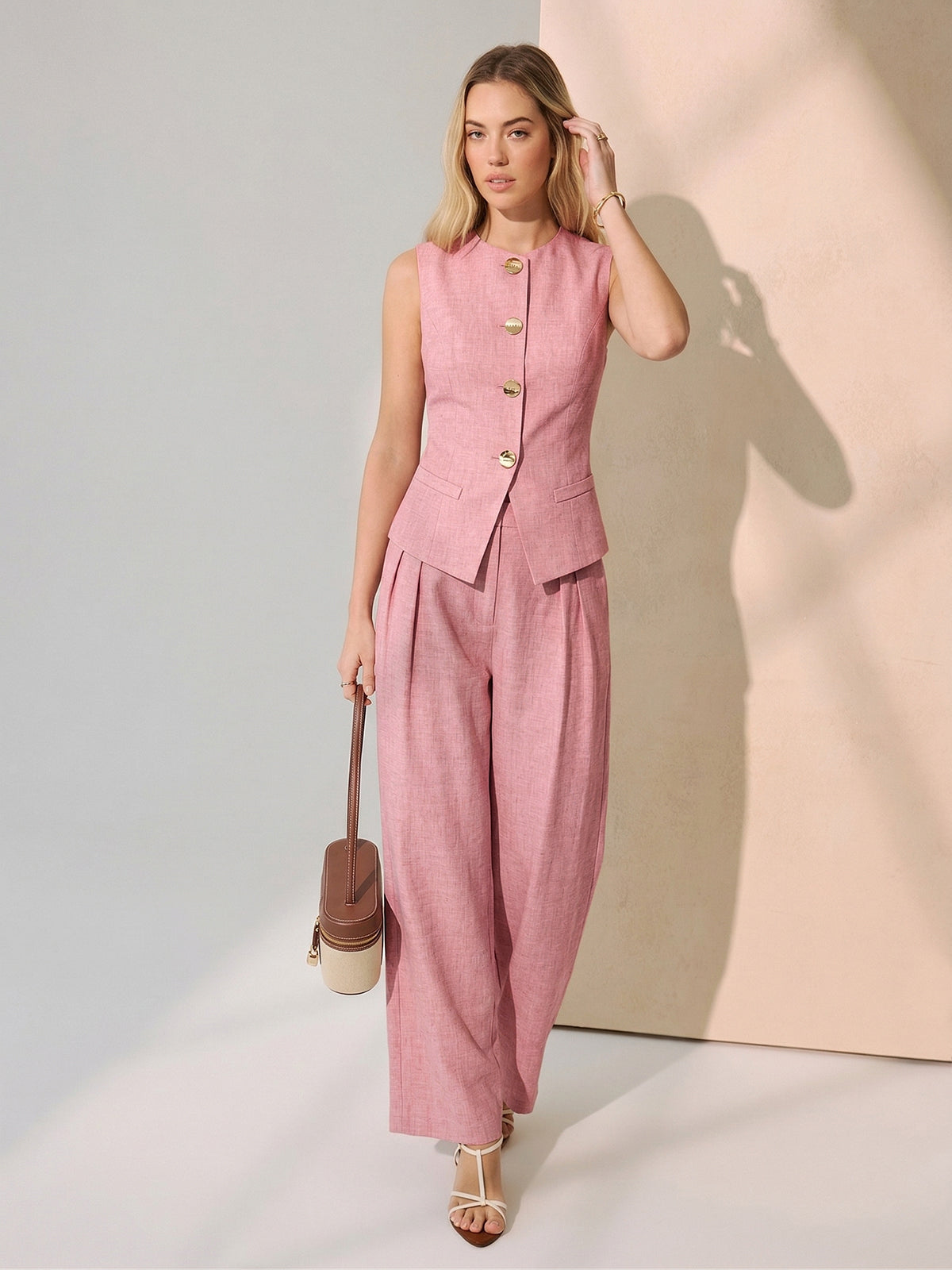 Set aus Weste mit Metallknöpfen und Hose mit weitem Bein