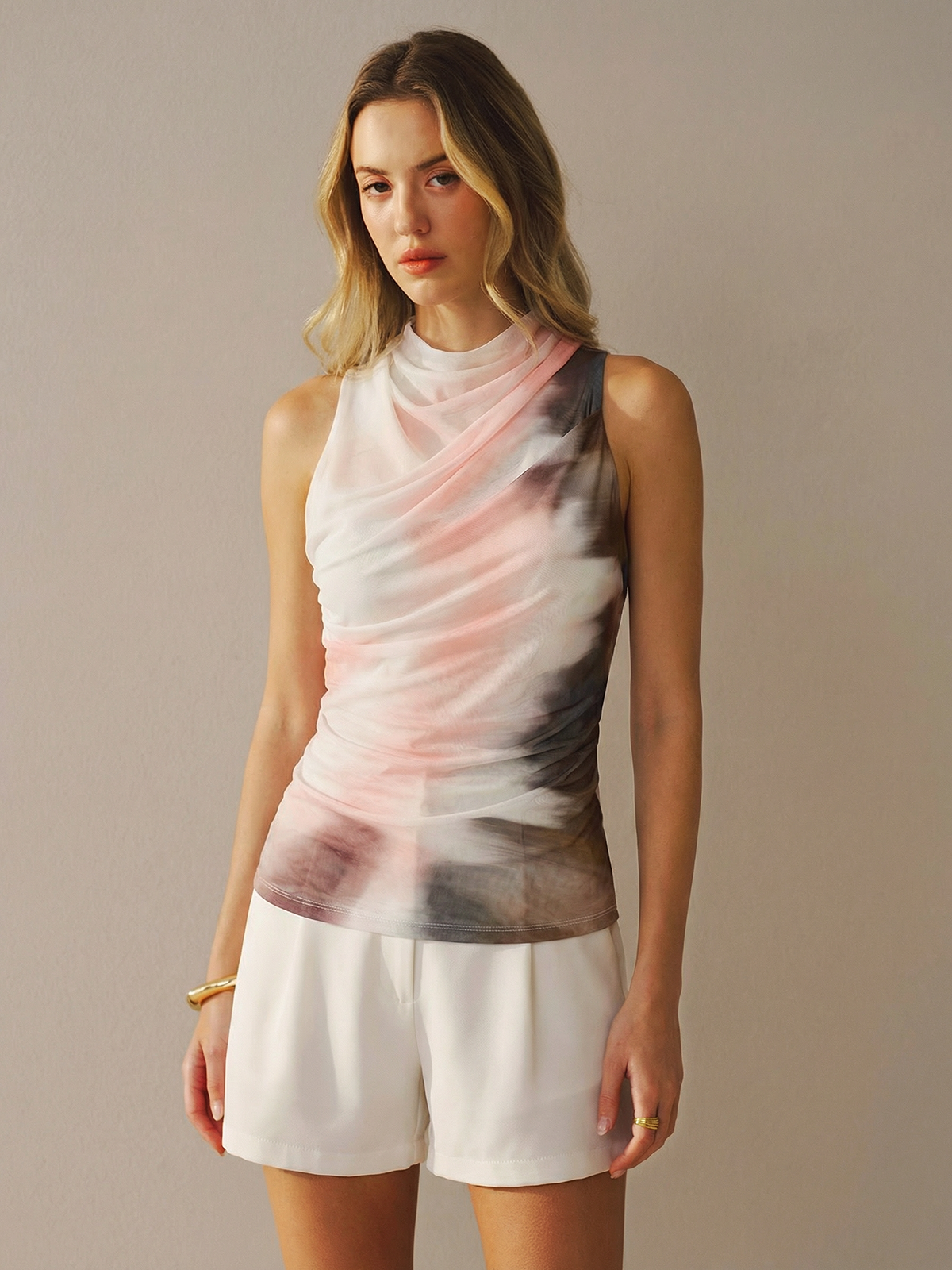 Batik-Mesh-Top mit Wasserfallausschnitt und ohne Ärmel