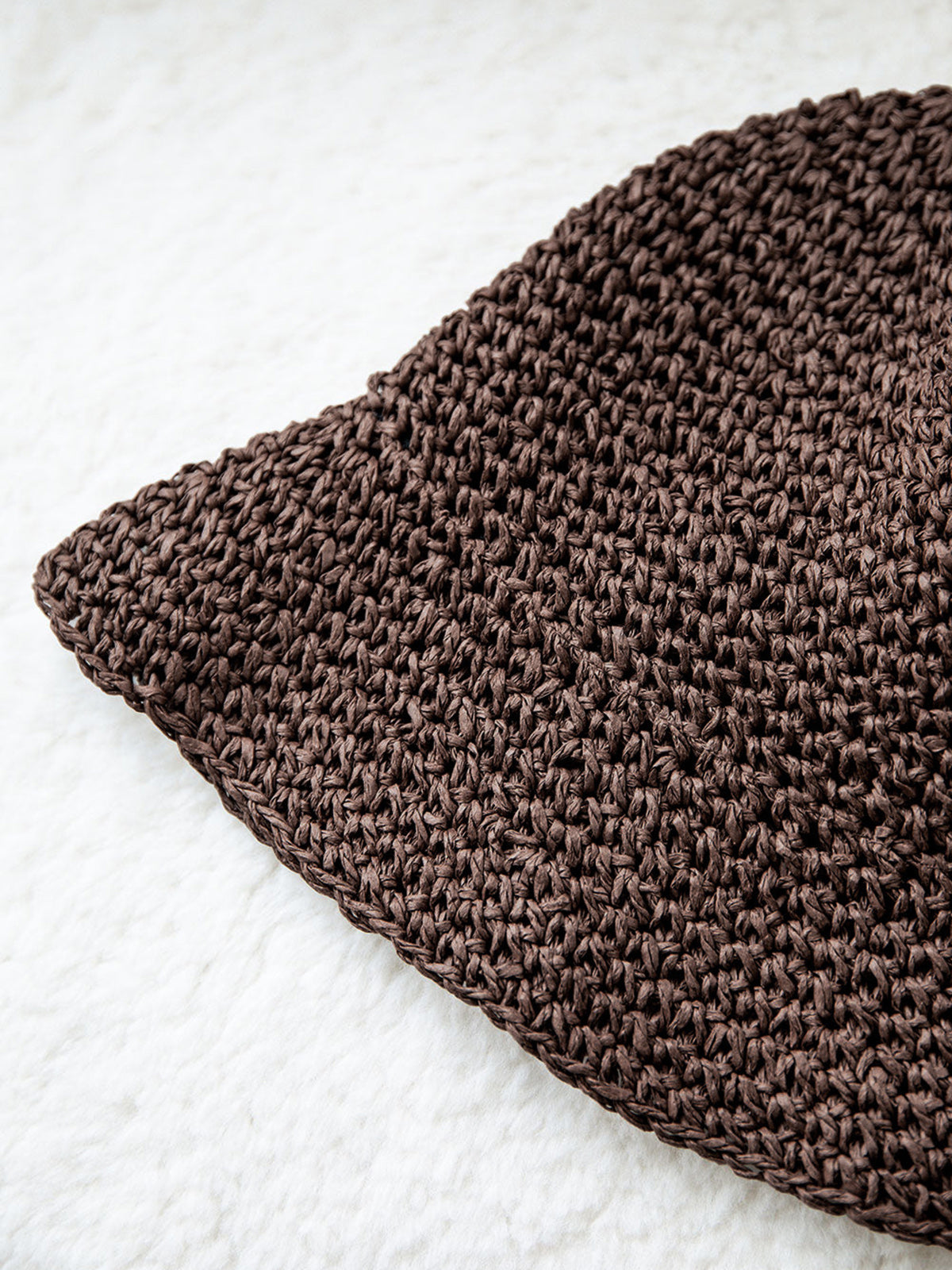 Chapeau bob en paille crocheté à la main