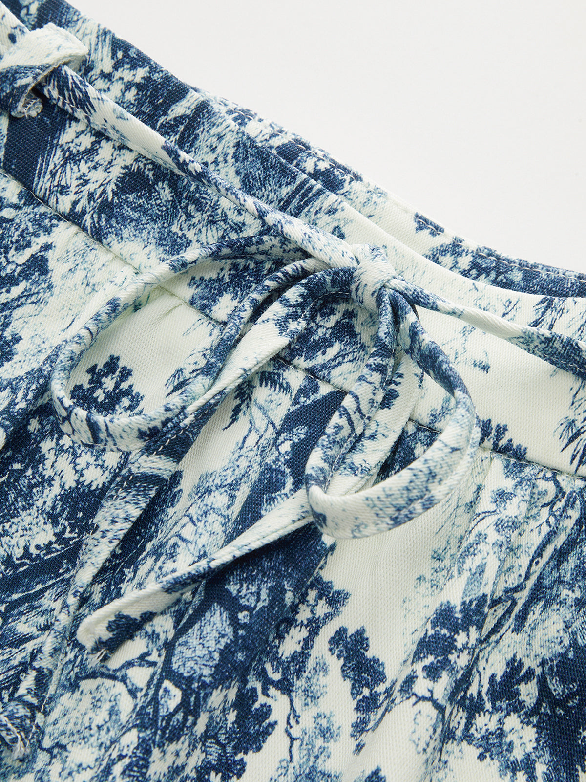 Freizeit-Shorts mit Toile-Druck und Bindegürtel