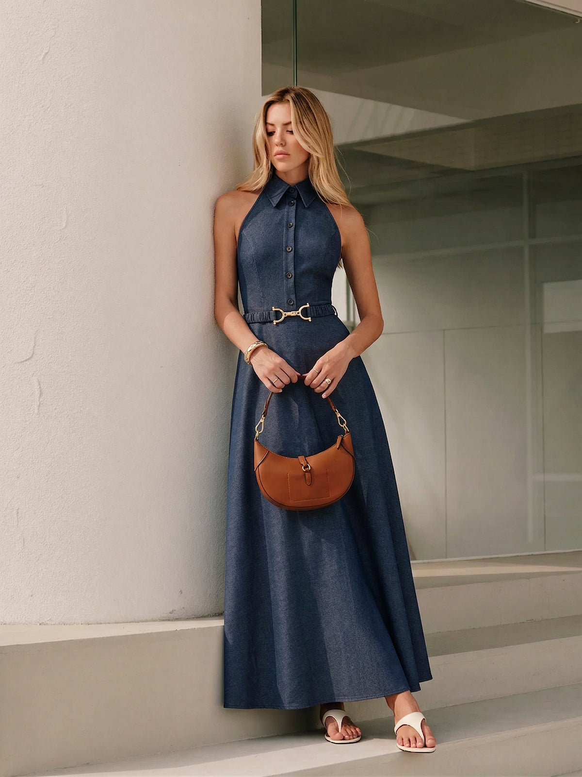 Neckholder-Maxikleid aus Denim mit Kragen und Gürtel