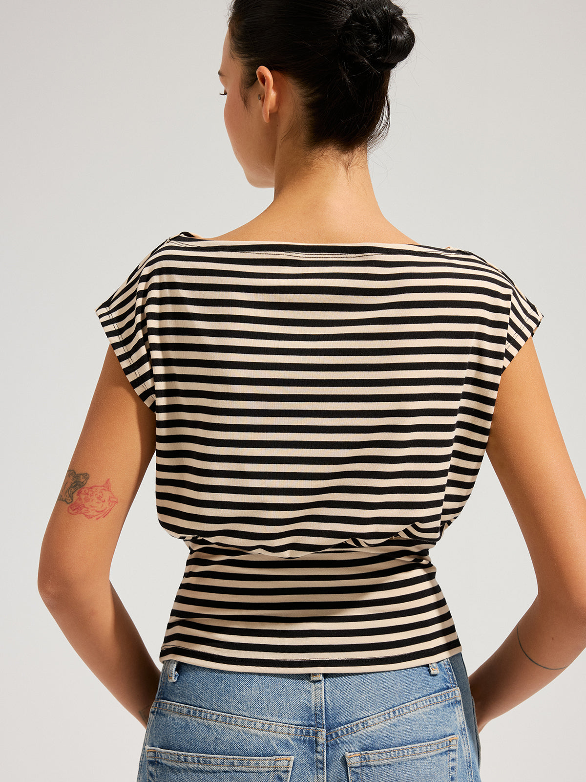 Gestreiftes Bootshals-Top mit geraffter Taille