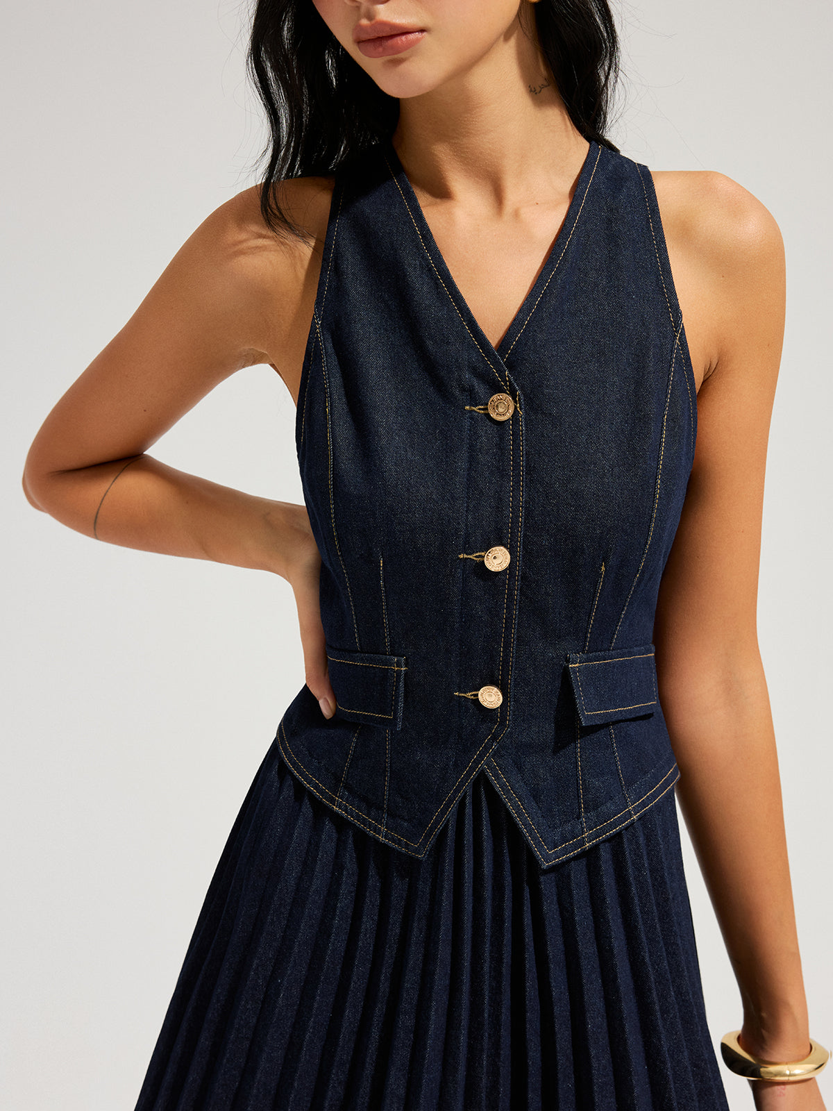 Mini-robe sans manches plissée en jean
