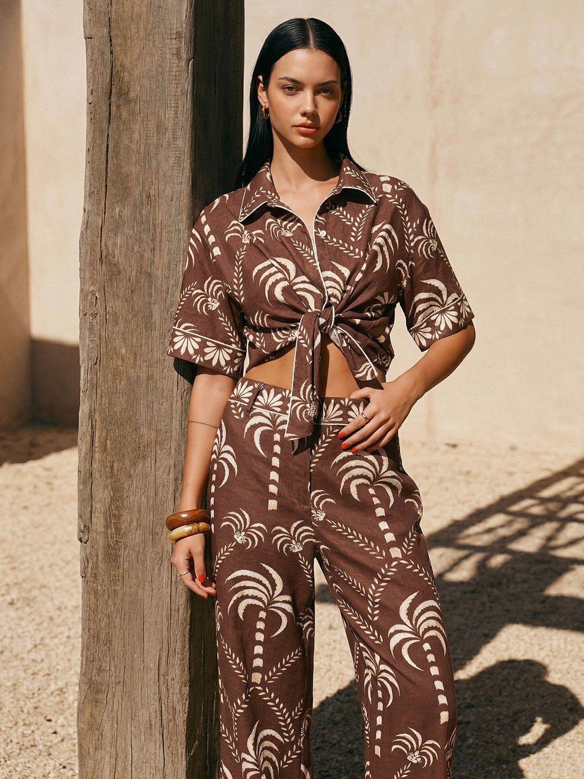 Ensemble chemise nouée et pantalon imprimé palmiers