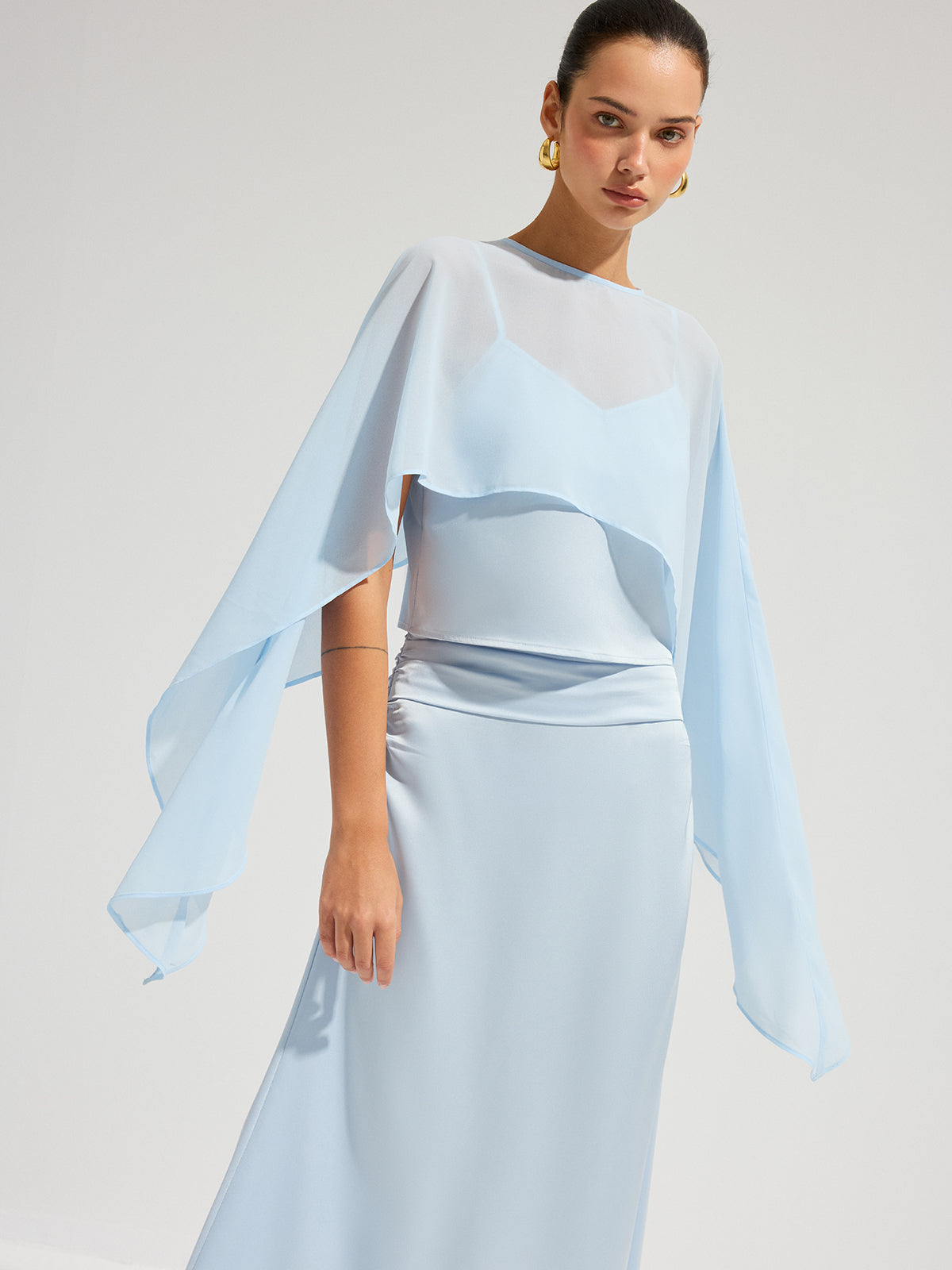 Set aus transparentem Cape-Oberteil und Satin-Maxirock