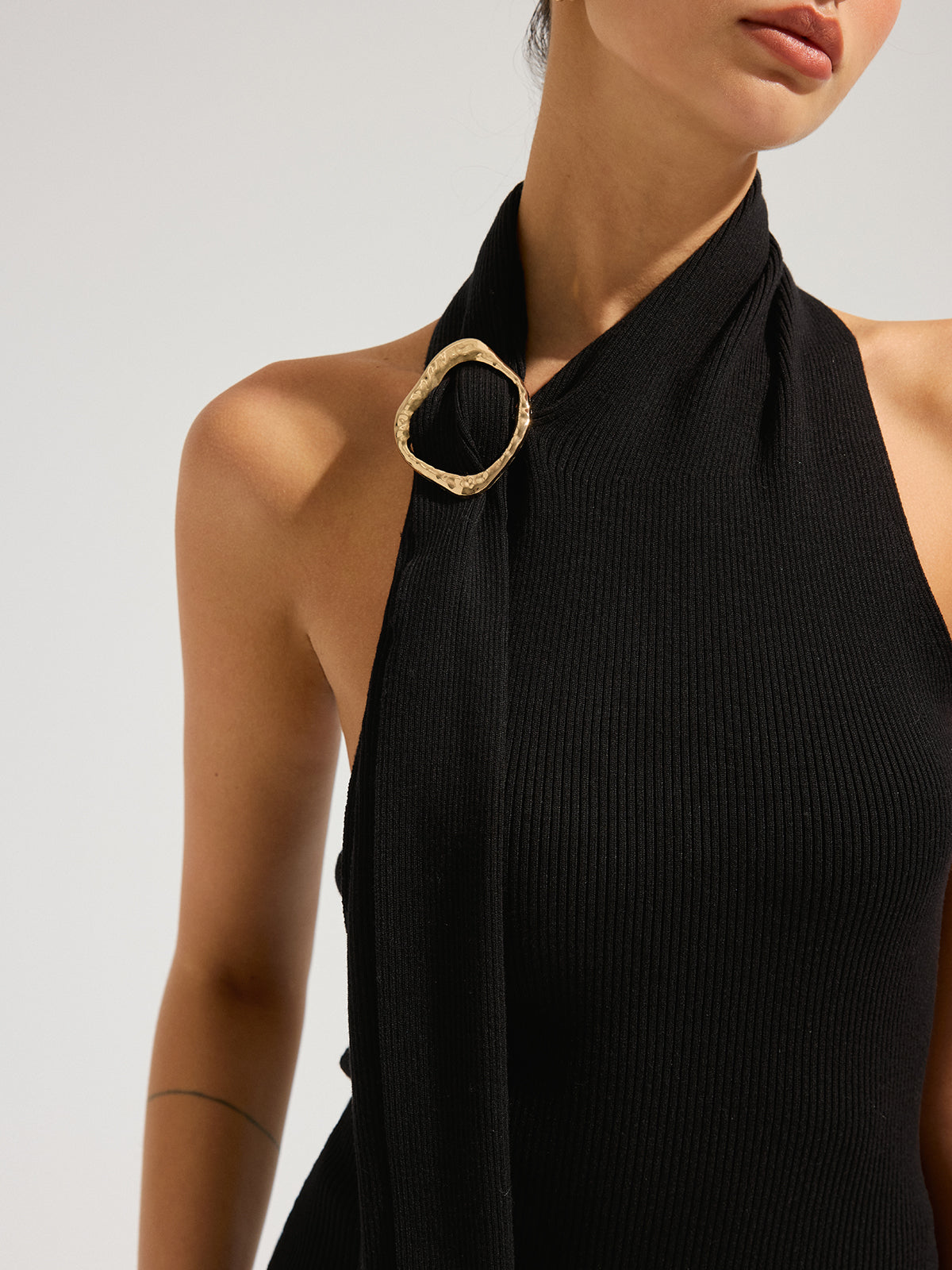 Haut en maille à col halter et boucle en métal