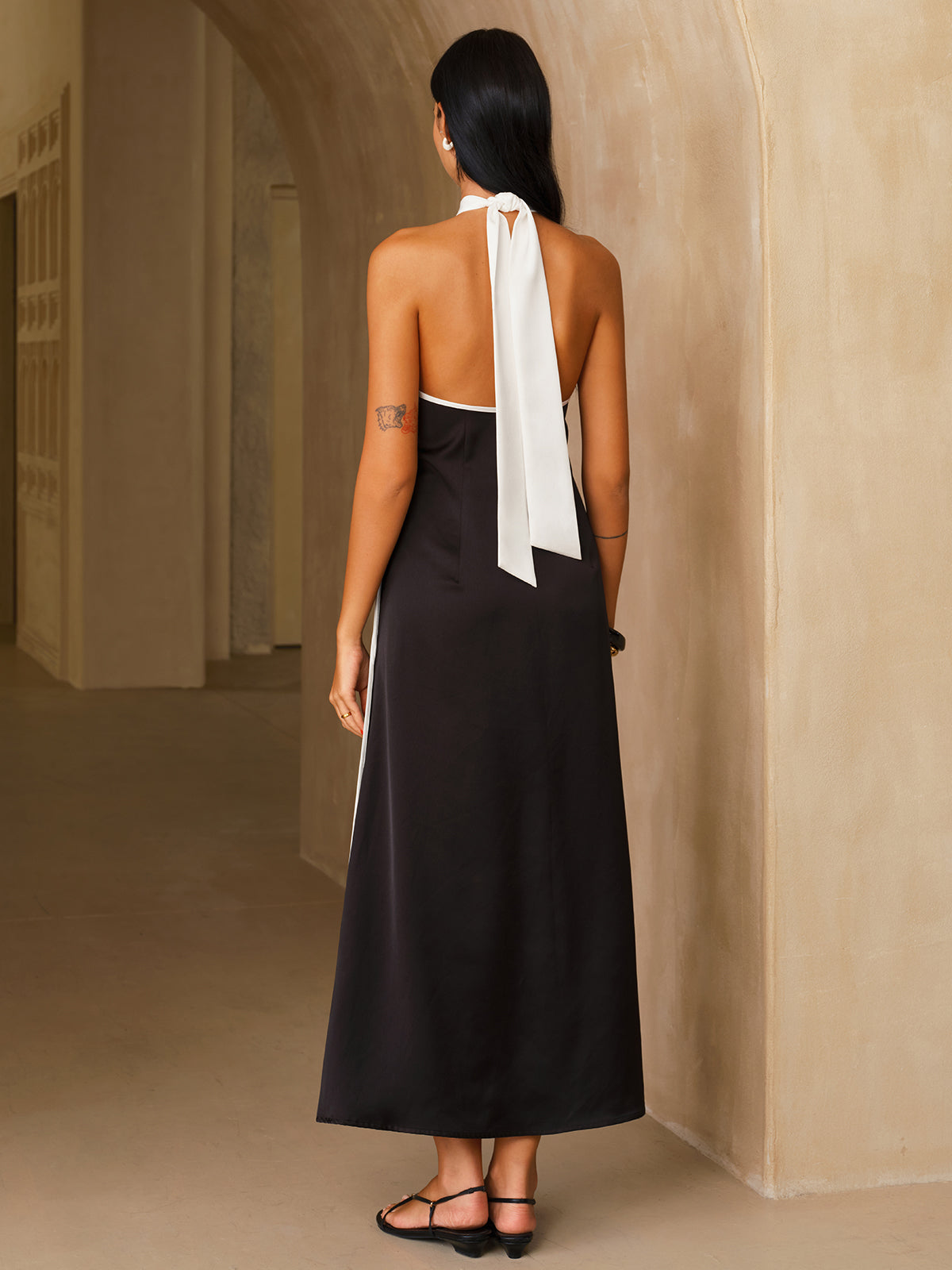 Satin-Neckholderkleid mit Kontrastbesatz