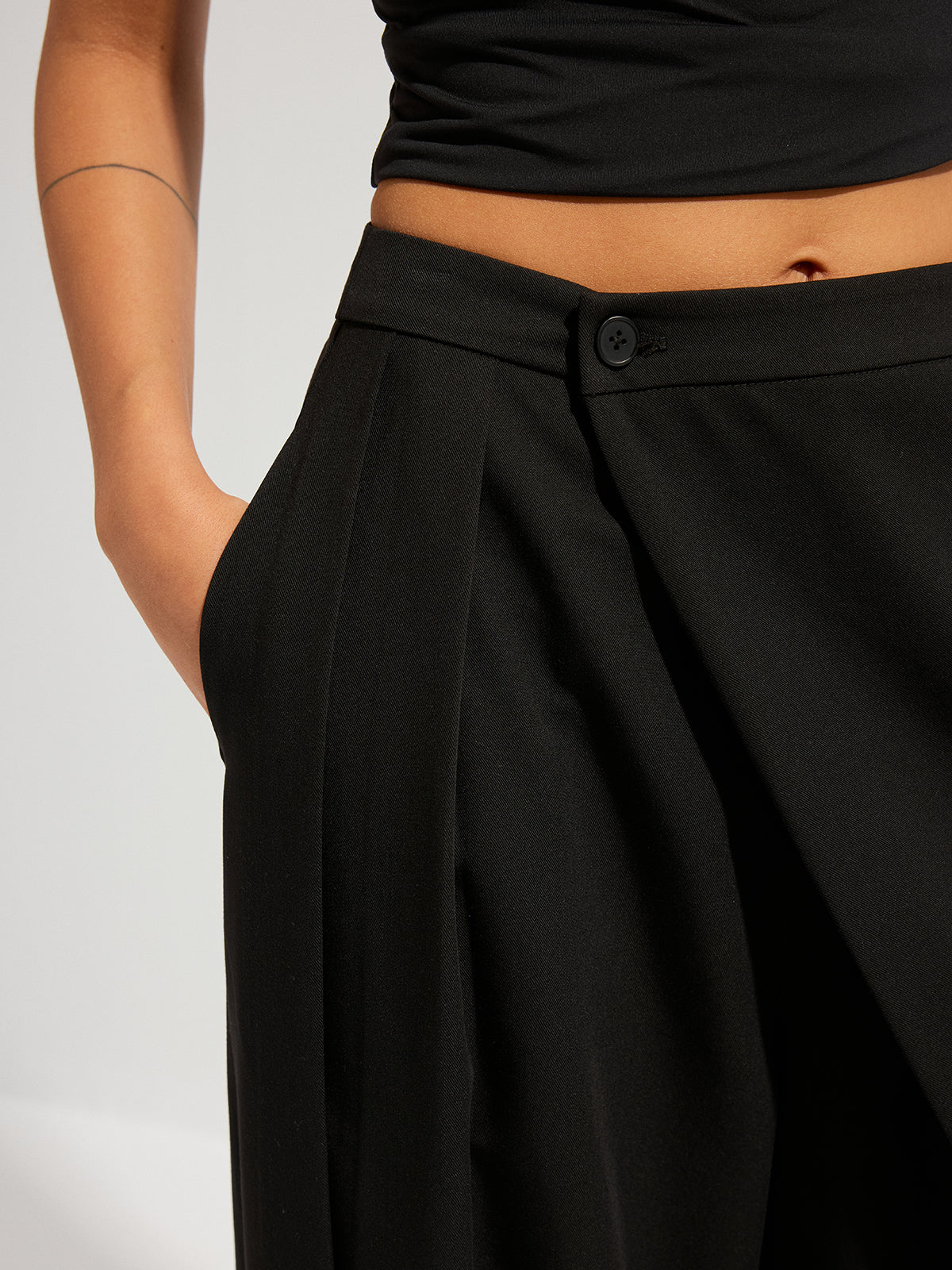 Pantalon large asymétrique à superposition
